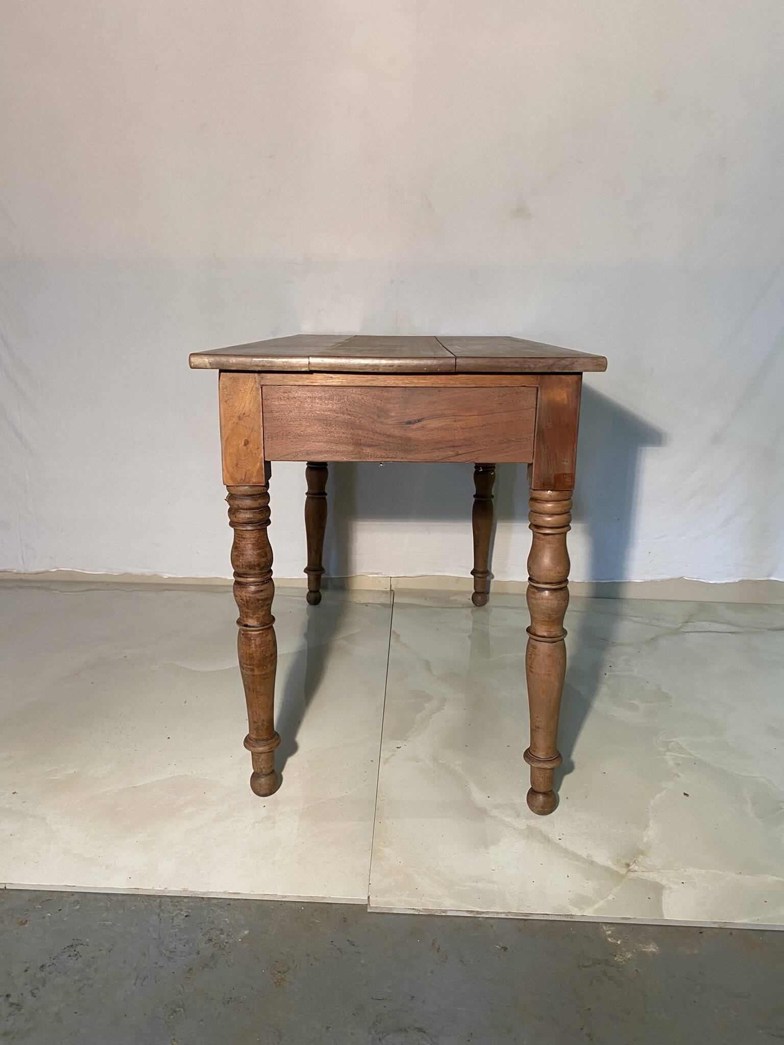 Vintage solid wood desk table - Elegant turned legs