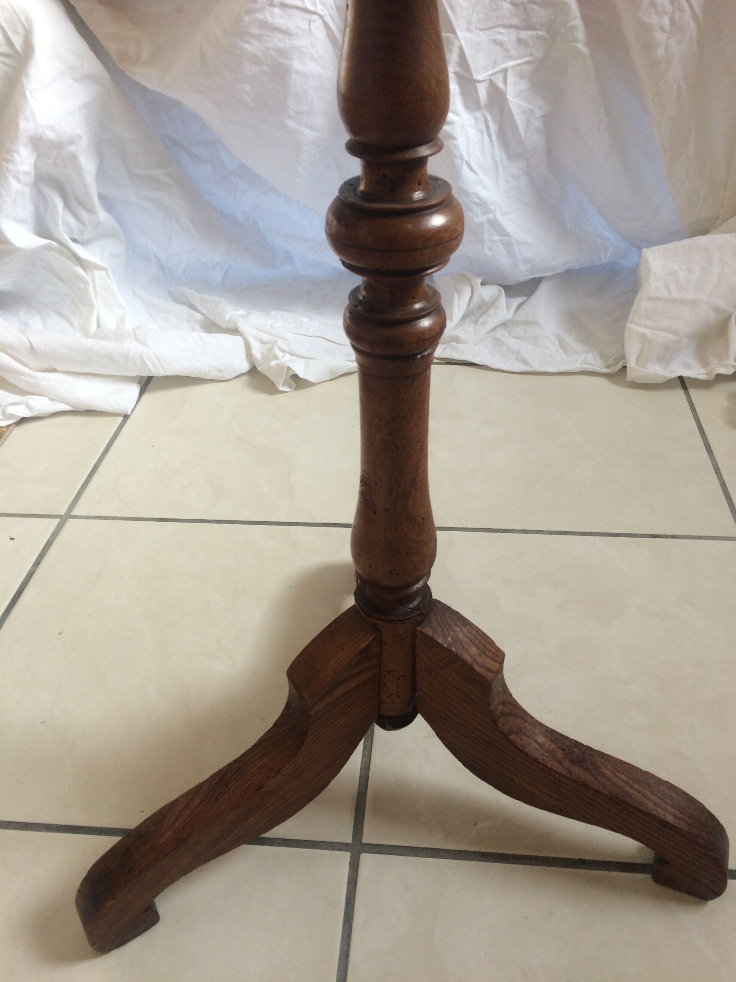 Round end table with tripod mast. 50 years. Medium oak color.
