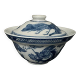 Porcelain bowl with its lid China dragon decoration late 19th century