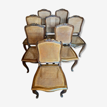 Une série de 8 chaises Louis XV en noyer cannelées