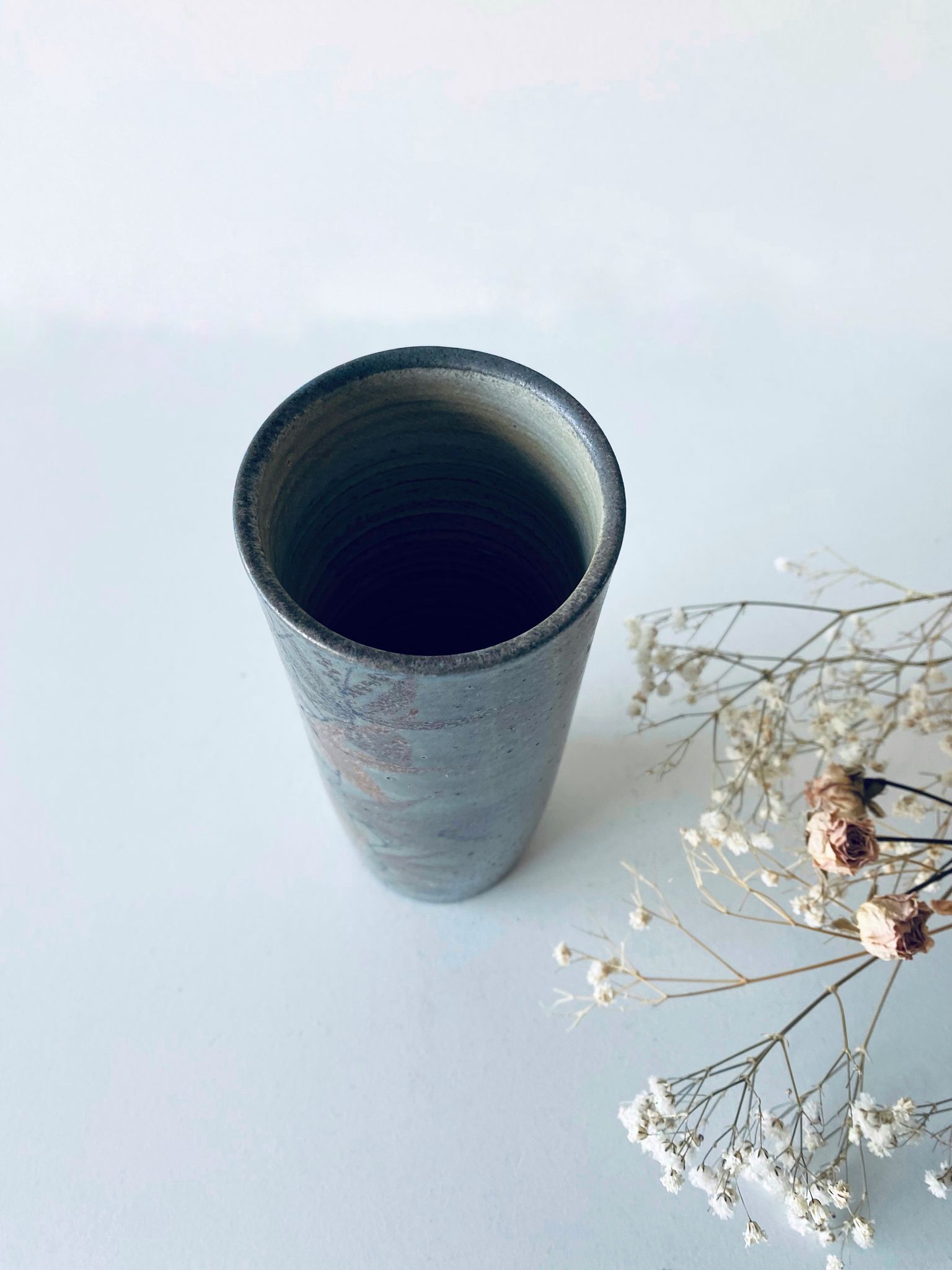 Vase tubulaire en céramique signé