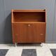 Buffet haut en teck sur pieds en lucite des années 1960
