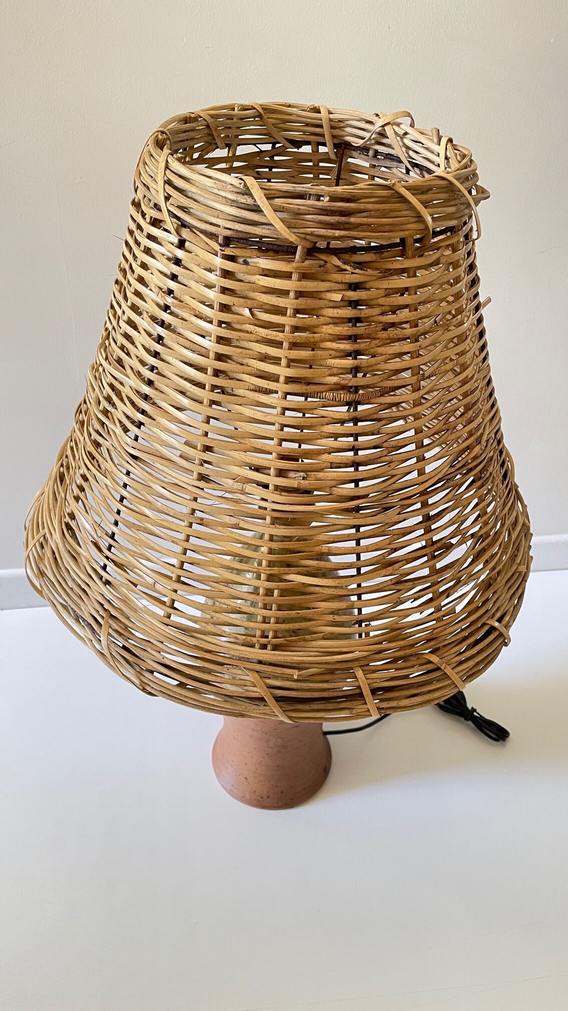 Artisanal lamp in vintage enamelled stoneware and rattan