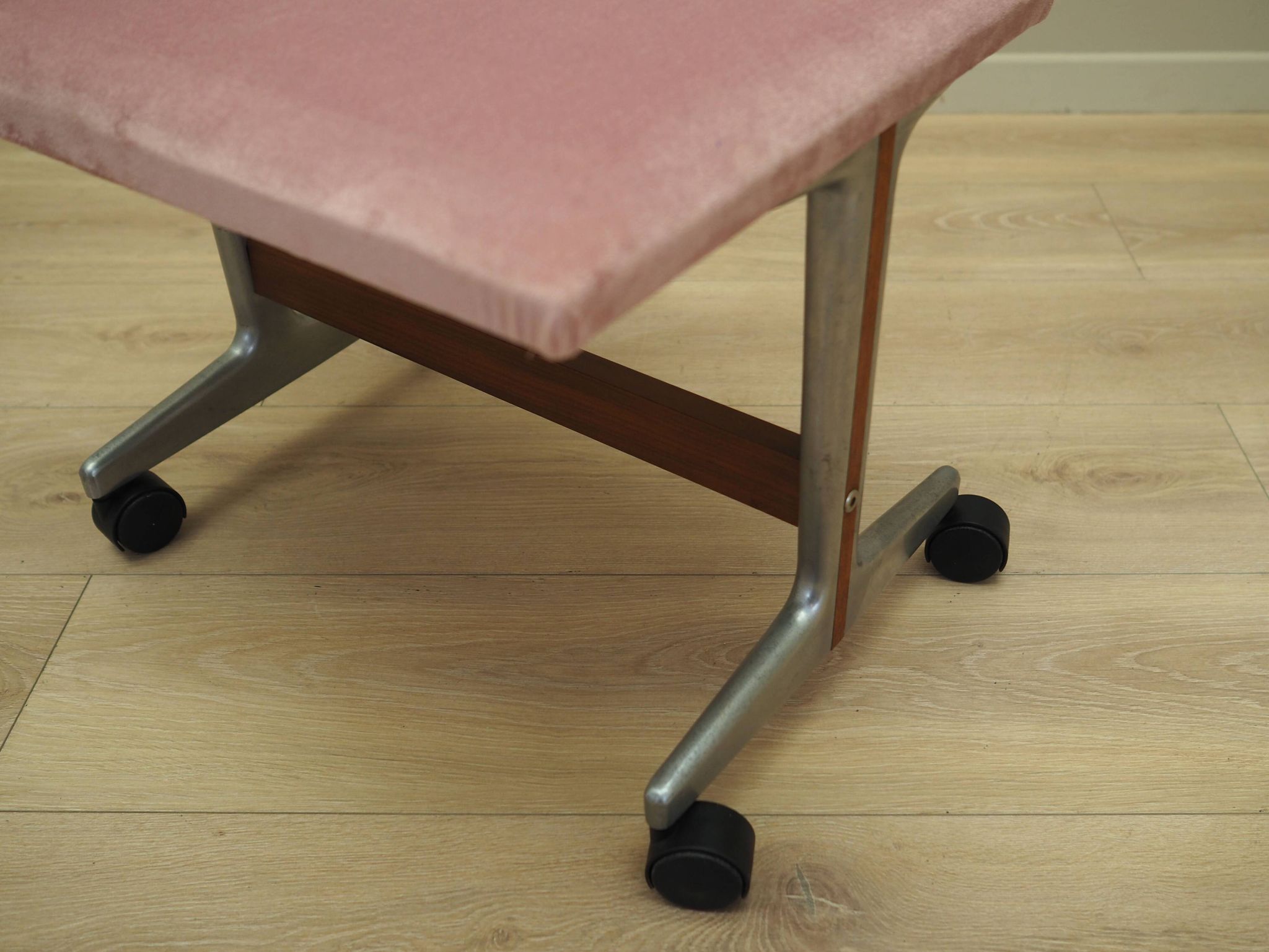Repose-pieds danois rose, années 1960