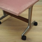 Repose-pieds danois rose, années 1960