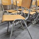 Lot 18 chaises bistrot empilable vintage 1970