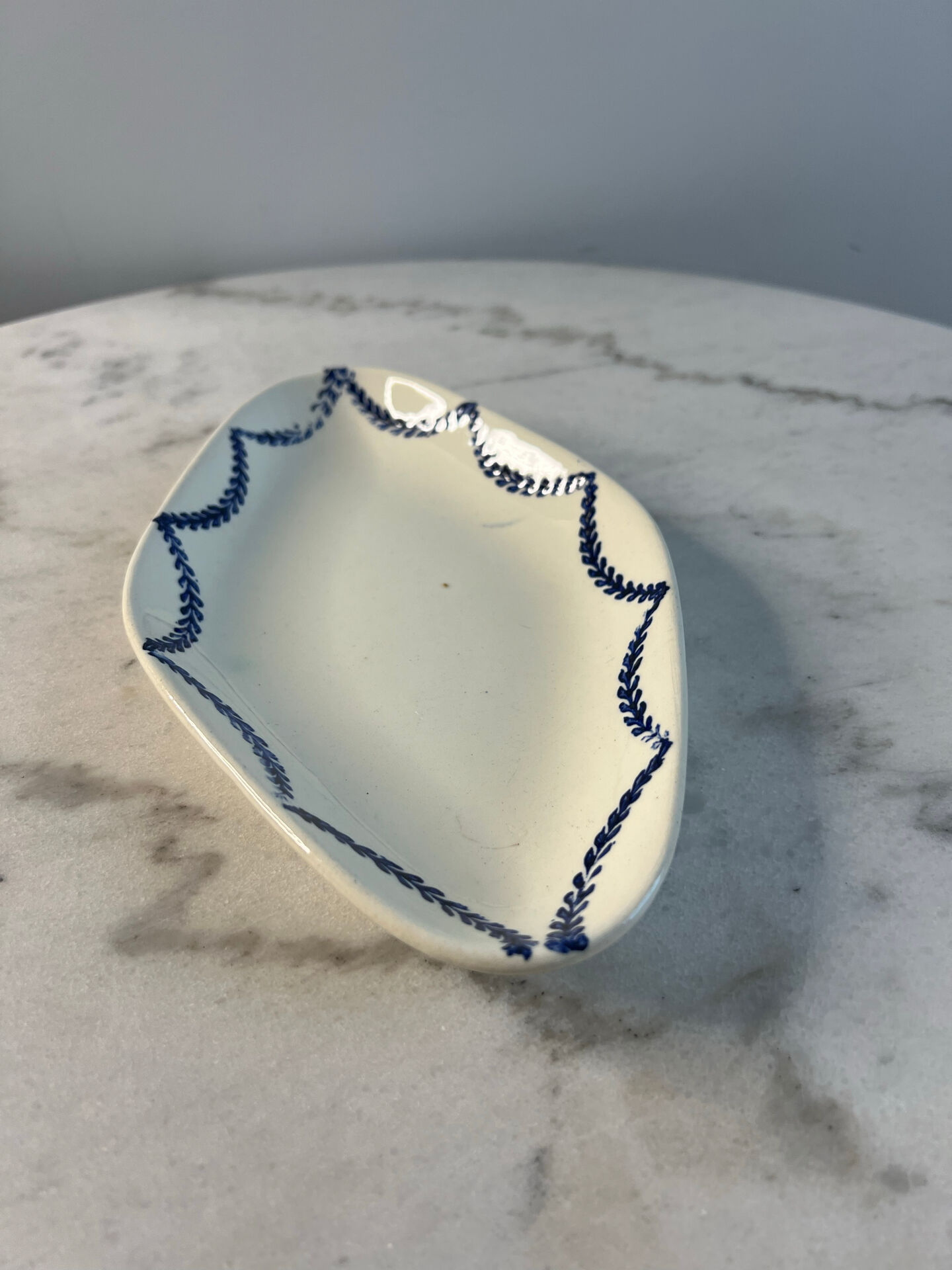 Ravier en terre de fer décor bleues 24cm