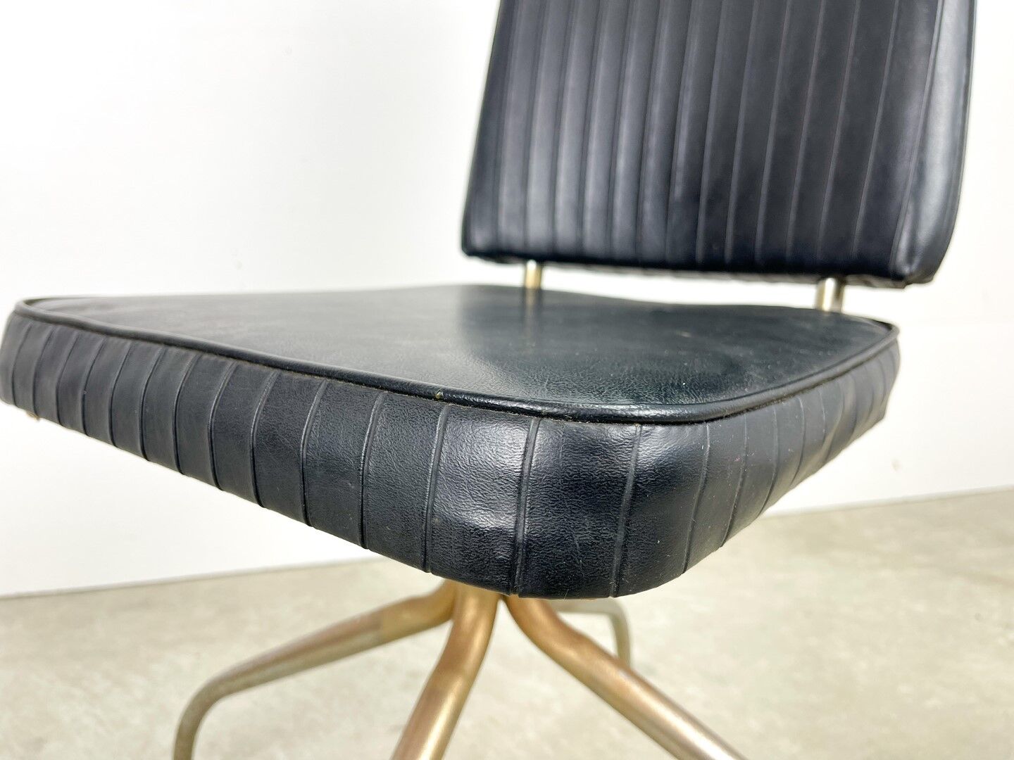 Retro office chair | swivel vintage black chair