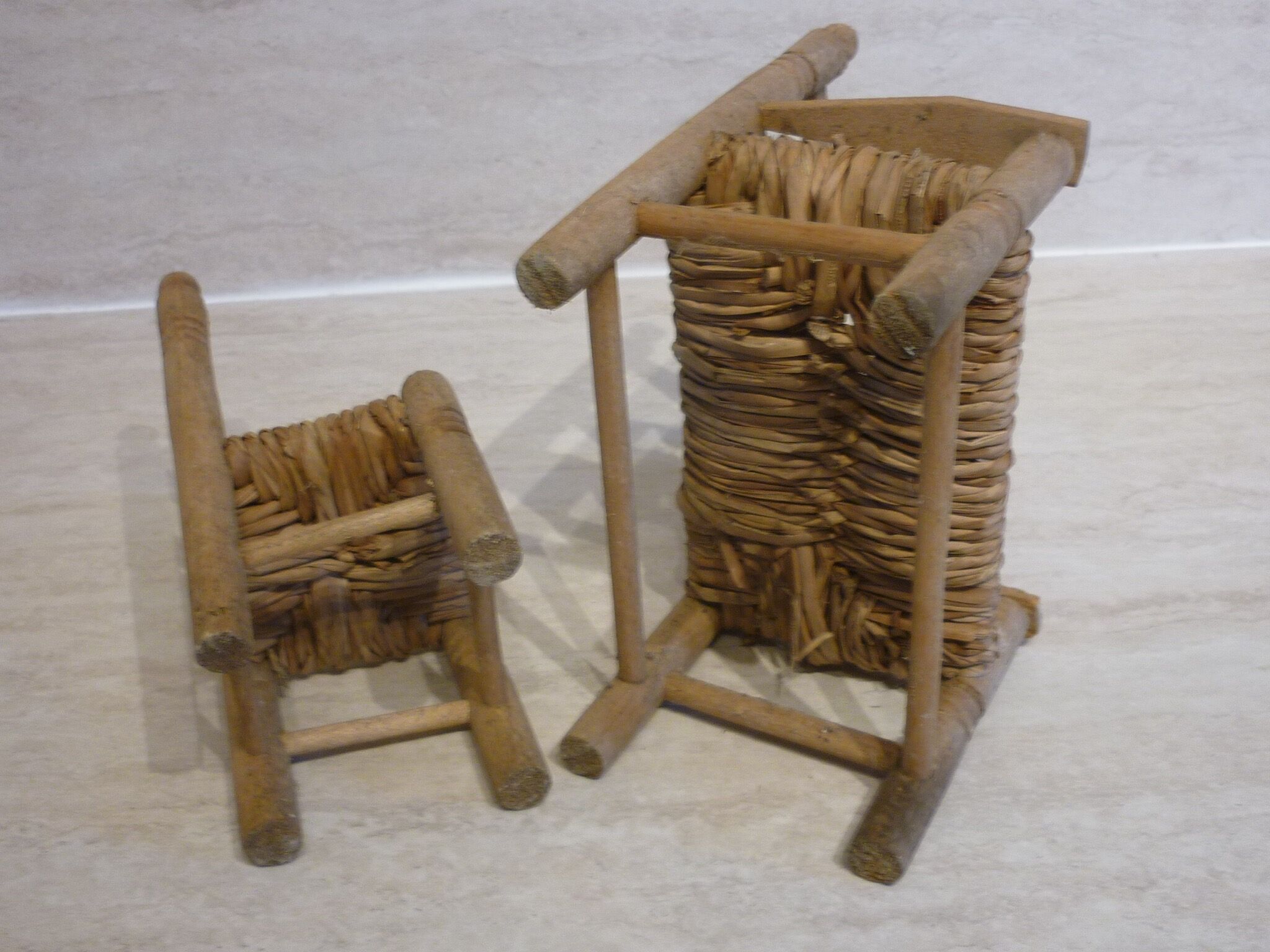 Bench and armchair in wood and straw for doll