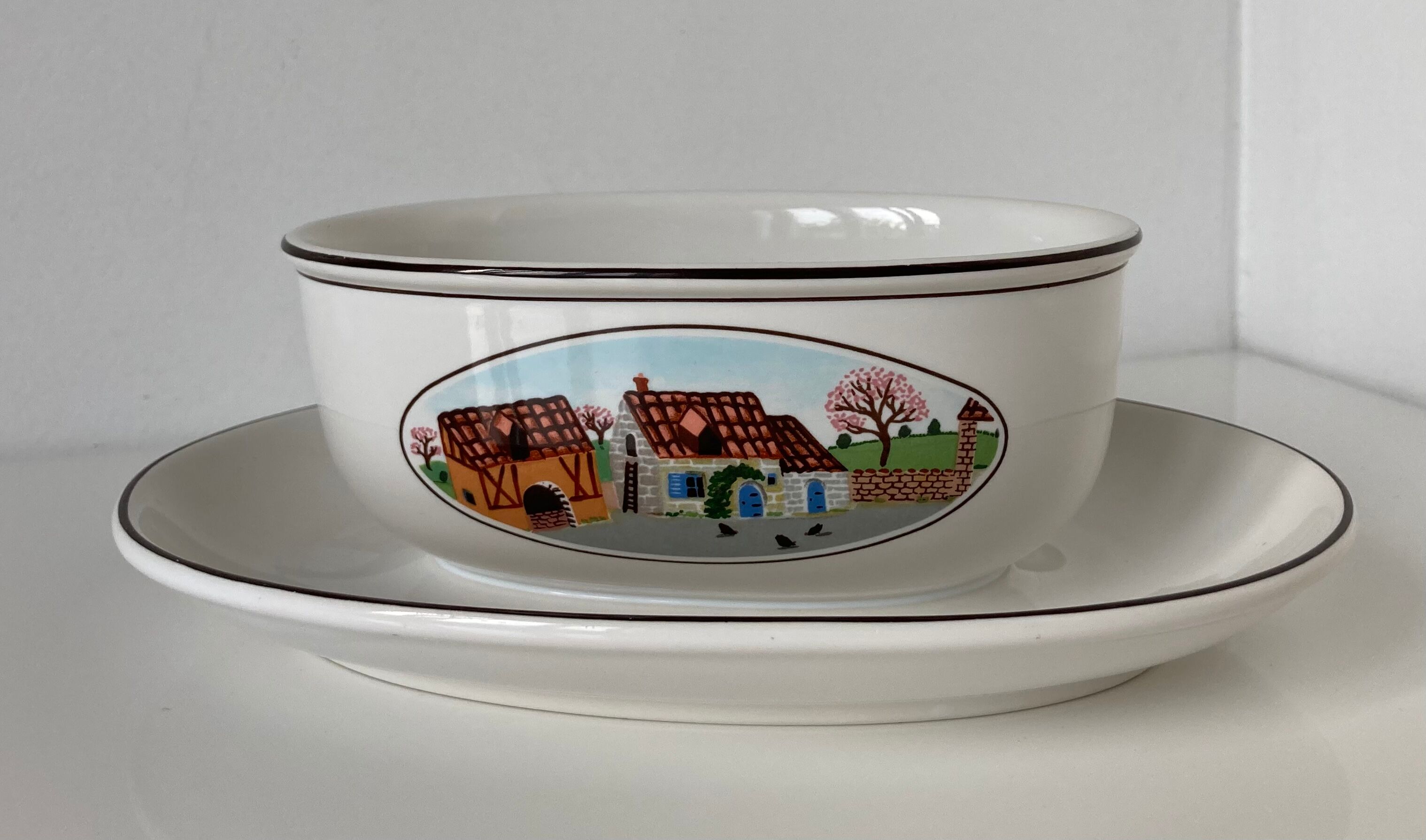 Saucière ovale Design Naïf sur son présentoir en vitro-porcelaine de Villeroy & Boch