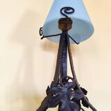 Lampe Art Nouveau en fer forgé et abat-jour en verre opaque bleu
