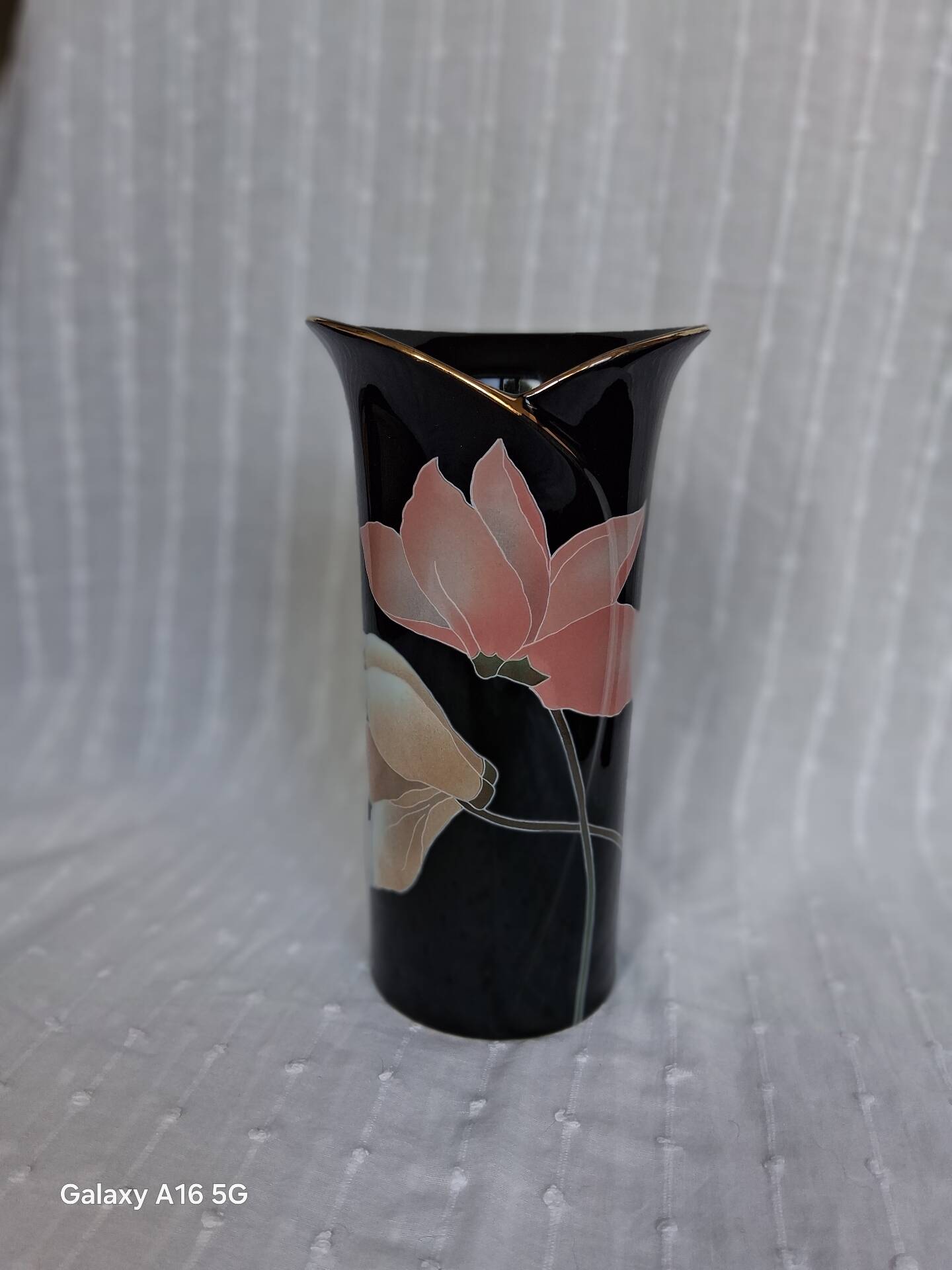 Superb vintage vase in glossy black glazed porcelain. Yamaji.