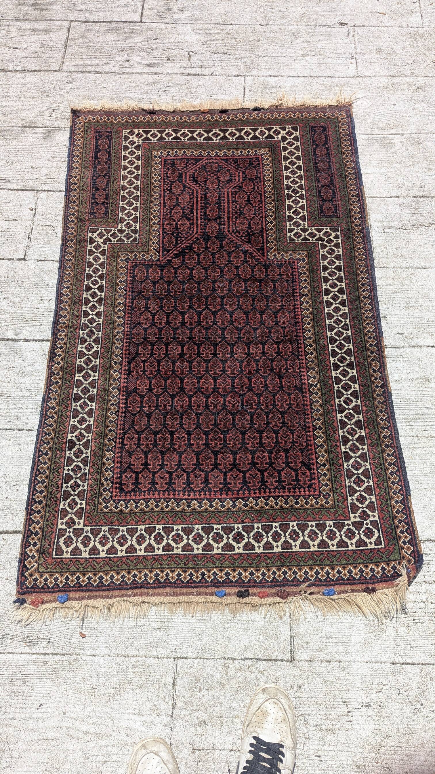 Ancient prayer rug made of hand-knotted wool – Turkmen / Balouch style
