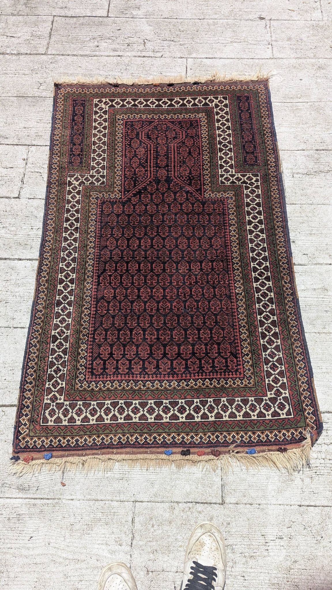 Ancient prayer rug made of hand-knotted wool – Turkmen / Balouch style
