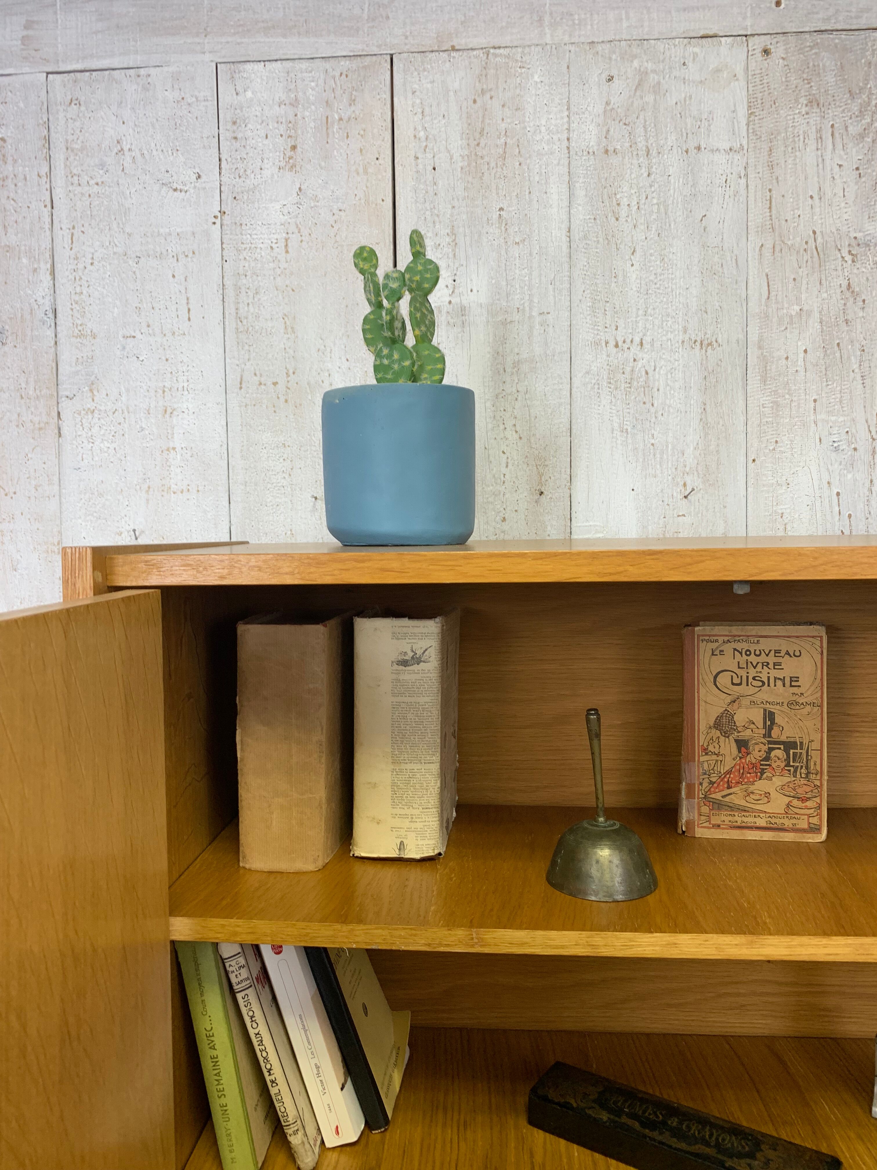 Armoire moderniste