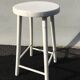 Tabouret scandinave en bois teinté blanc 60