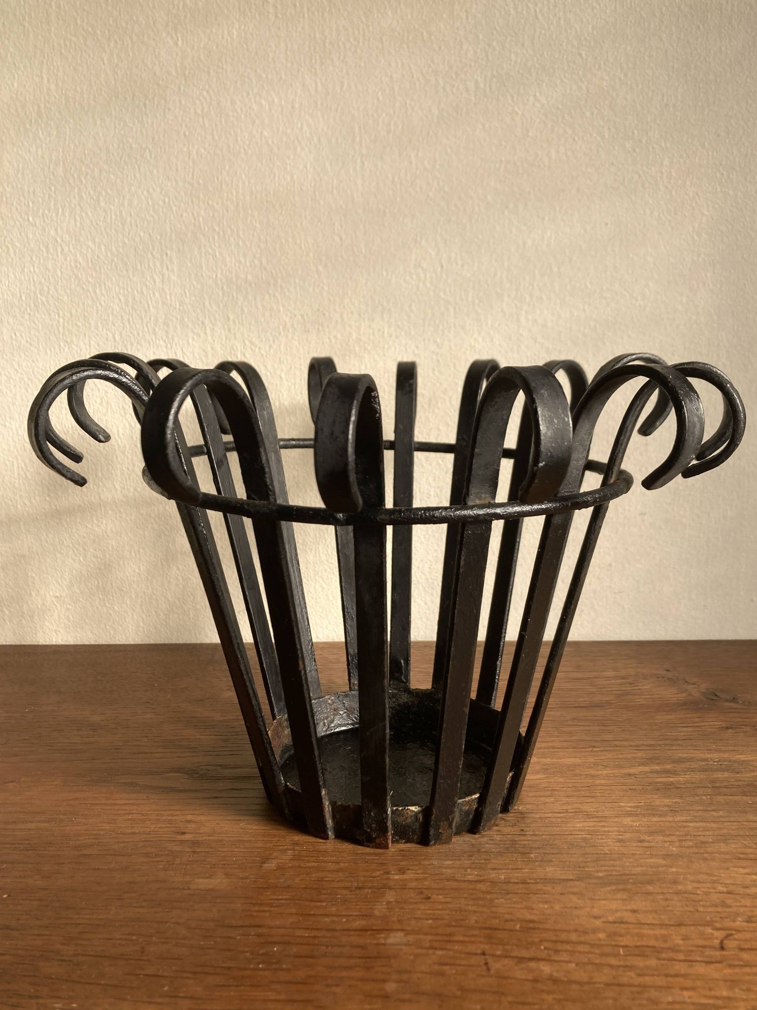 Mid-century Provence cache pot in flat iron XL 1960