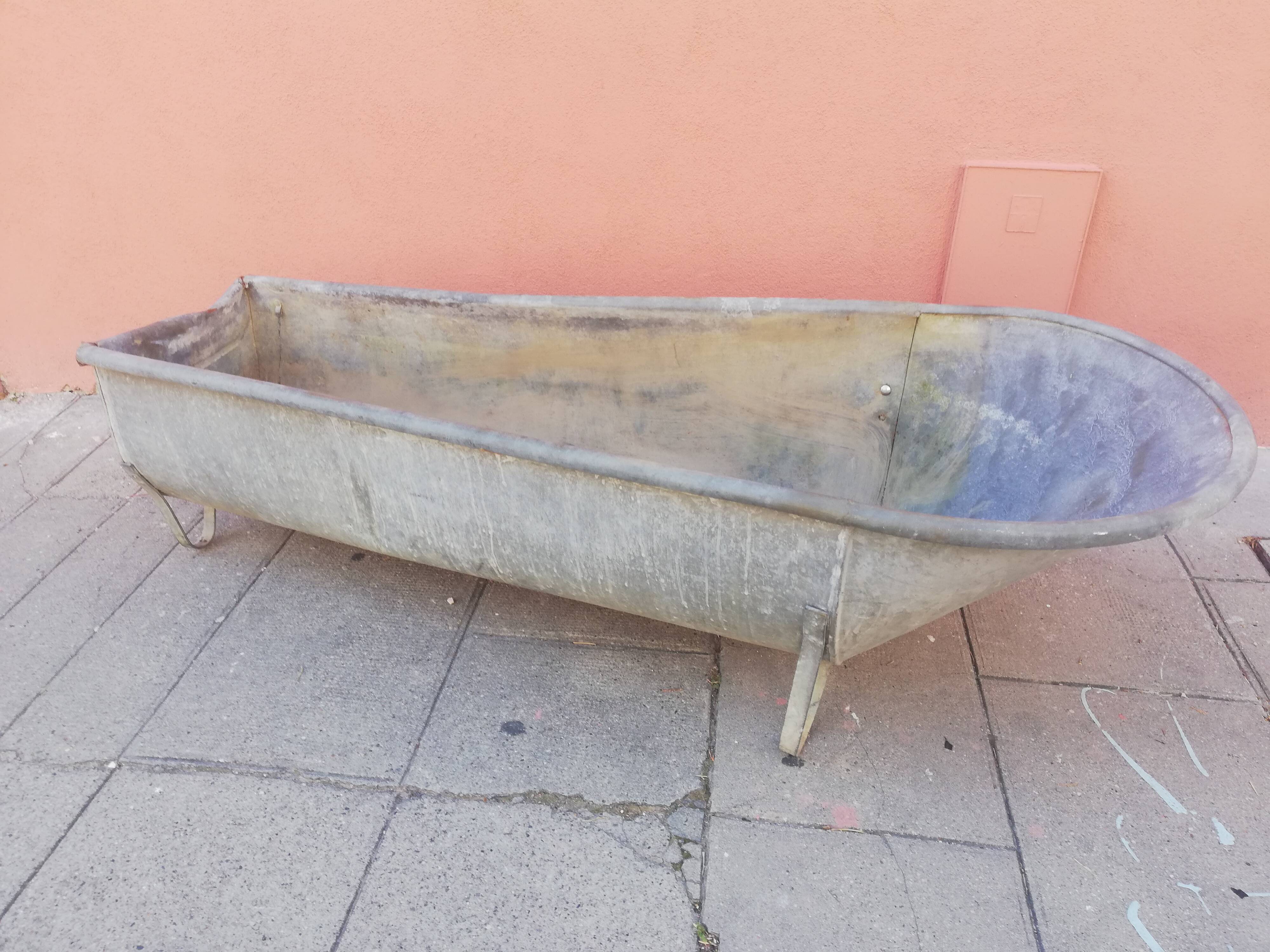 Ancienne baignoire en zinc.