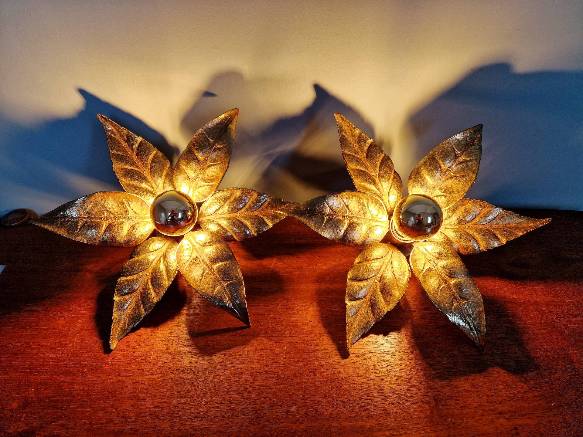 Pair of floral wall sconces in brass, design by Willy Daro, 1970.