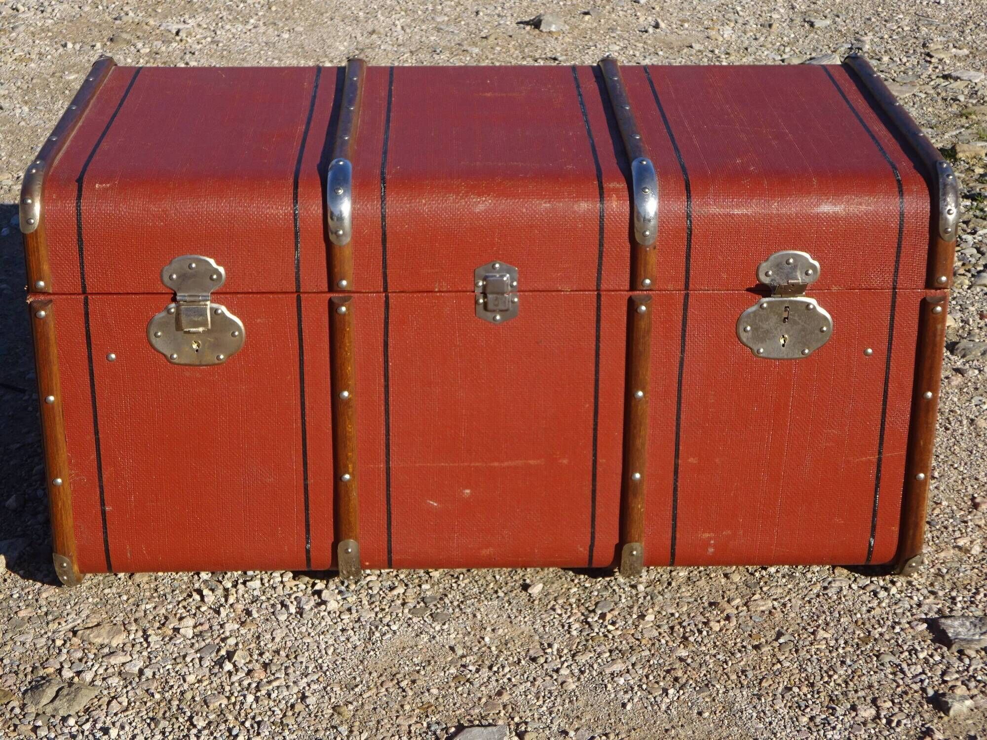 Ancienne malle de voyage cintrée