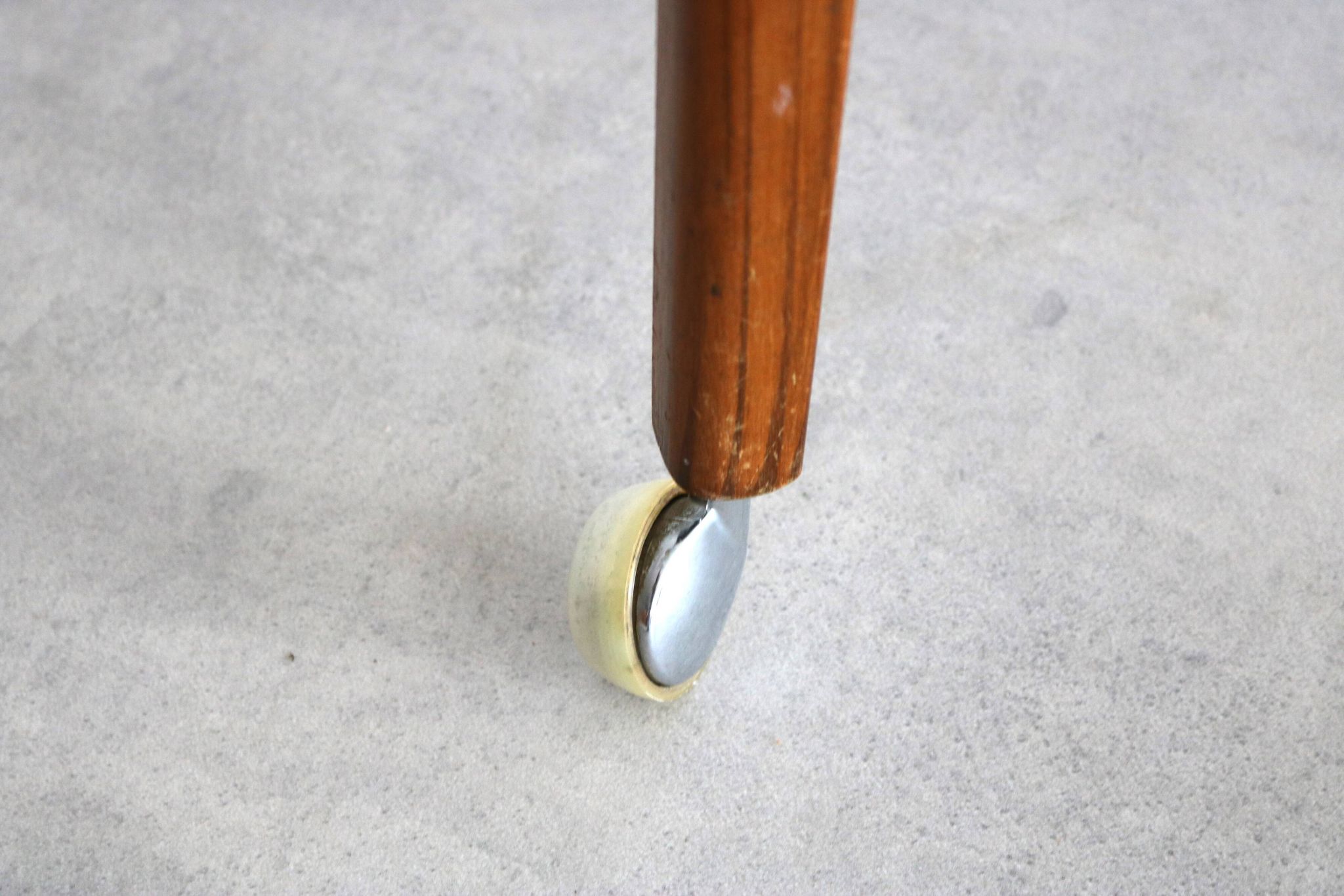 Table basse en teck sur roulettes, Suède années 60
