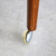 Table basse en teck sur roulettes, Suède années 60