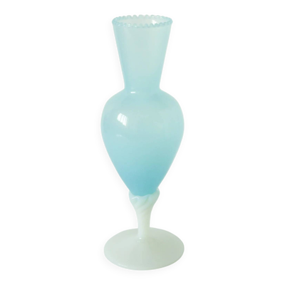Vase en opaline pieds torsadé, bleu ciel et blanc, 1960
