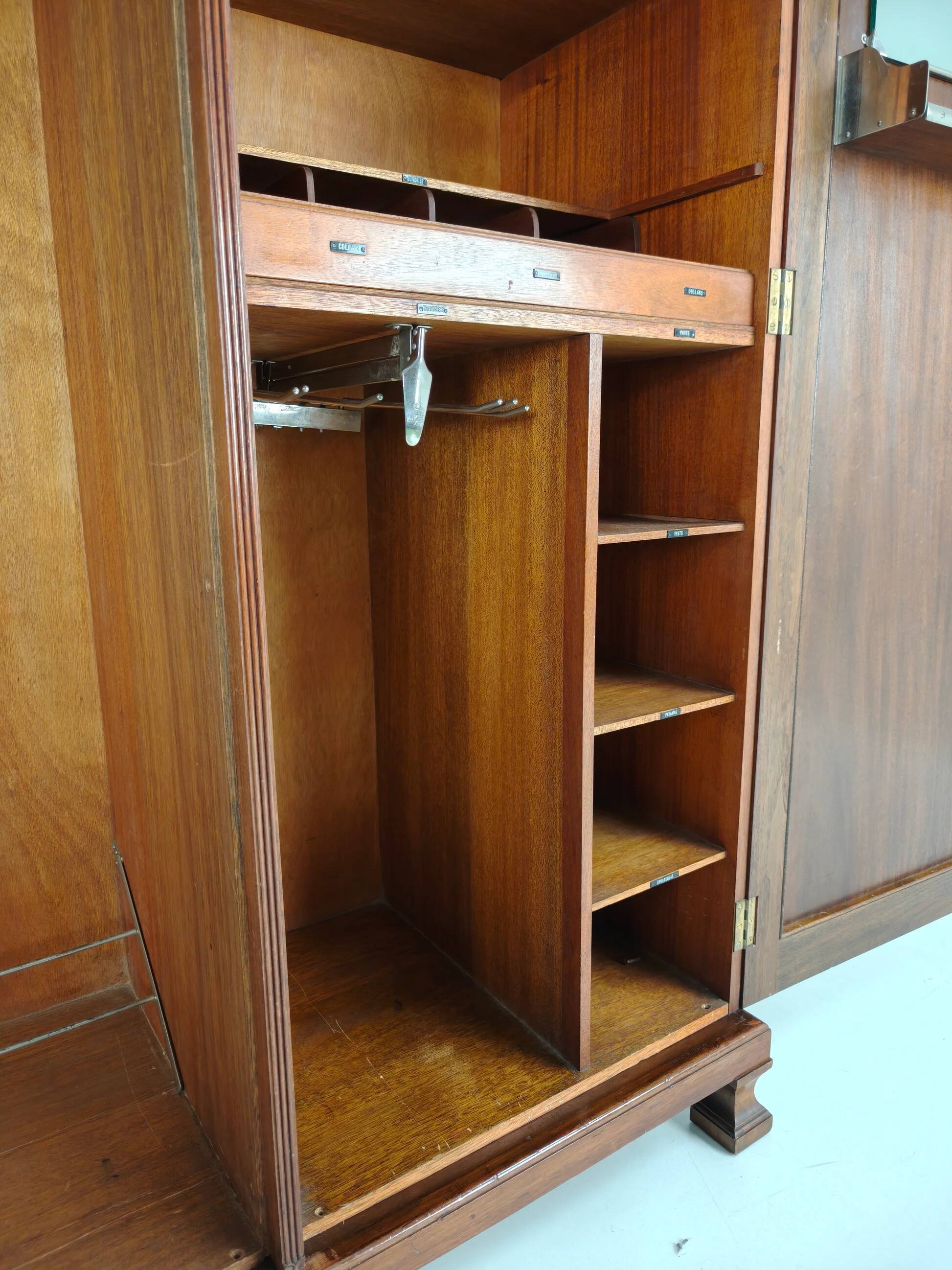 Superbe armoire anglaise Art Déco en loupe de noyer signée Waring & Gillow – vers 1900-1932