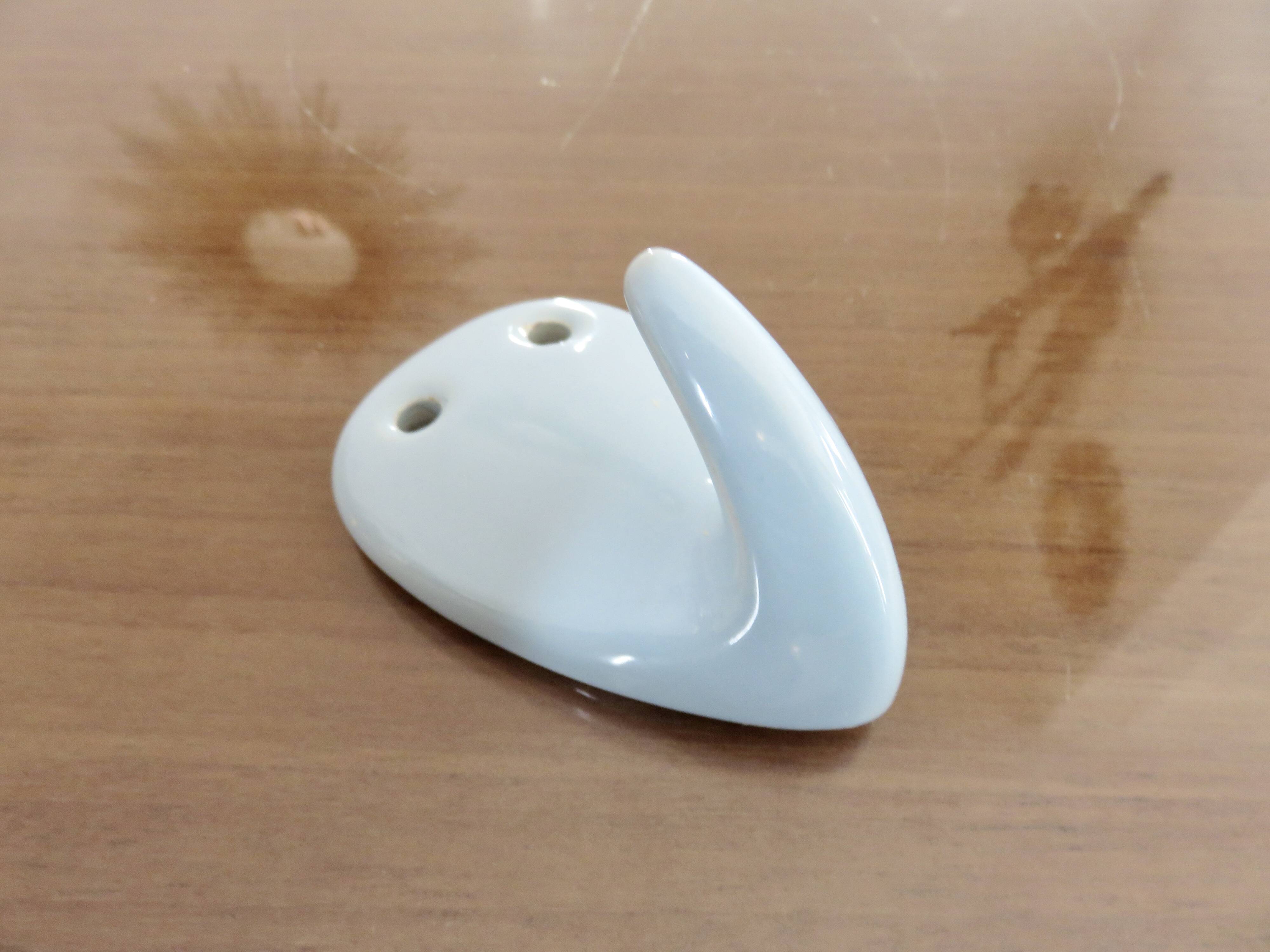 Patère art déco en porcelaine bleu pâle années 30 40