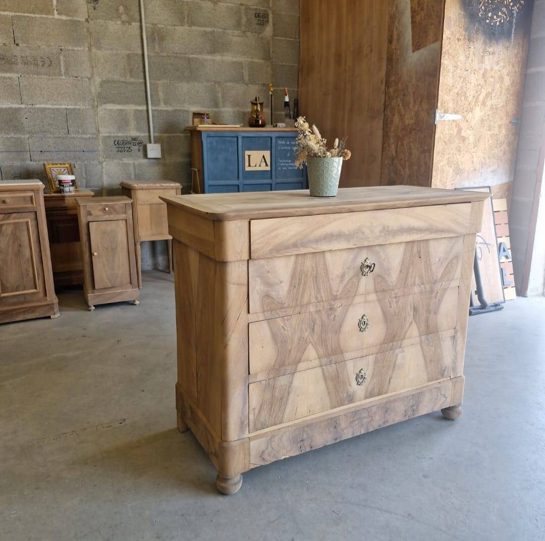 Commode Louis-Philippe en noyer – entièrement aérogommée