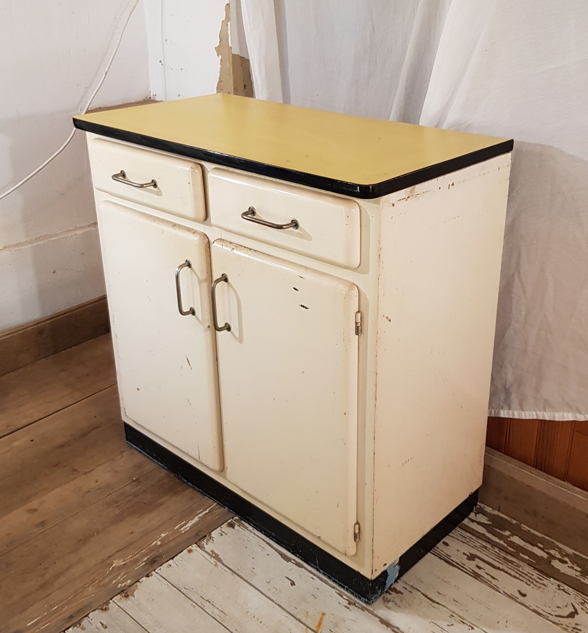 Mado buffet with yellow formica tray