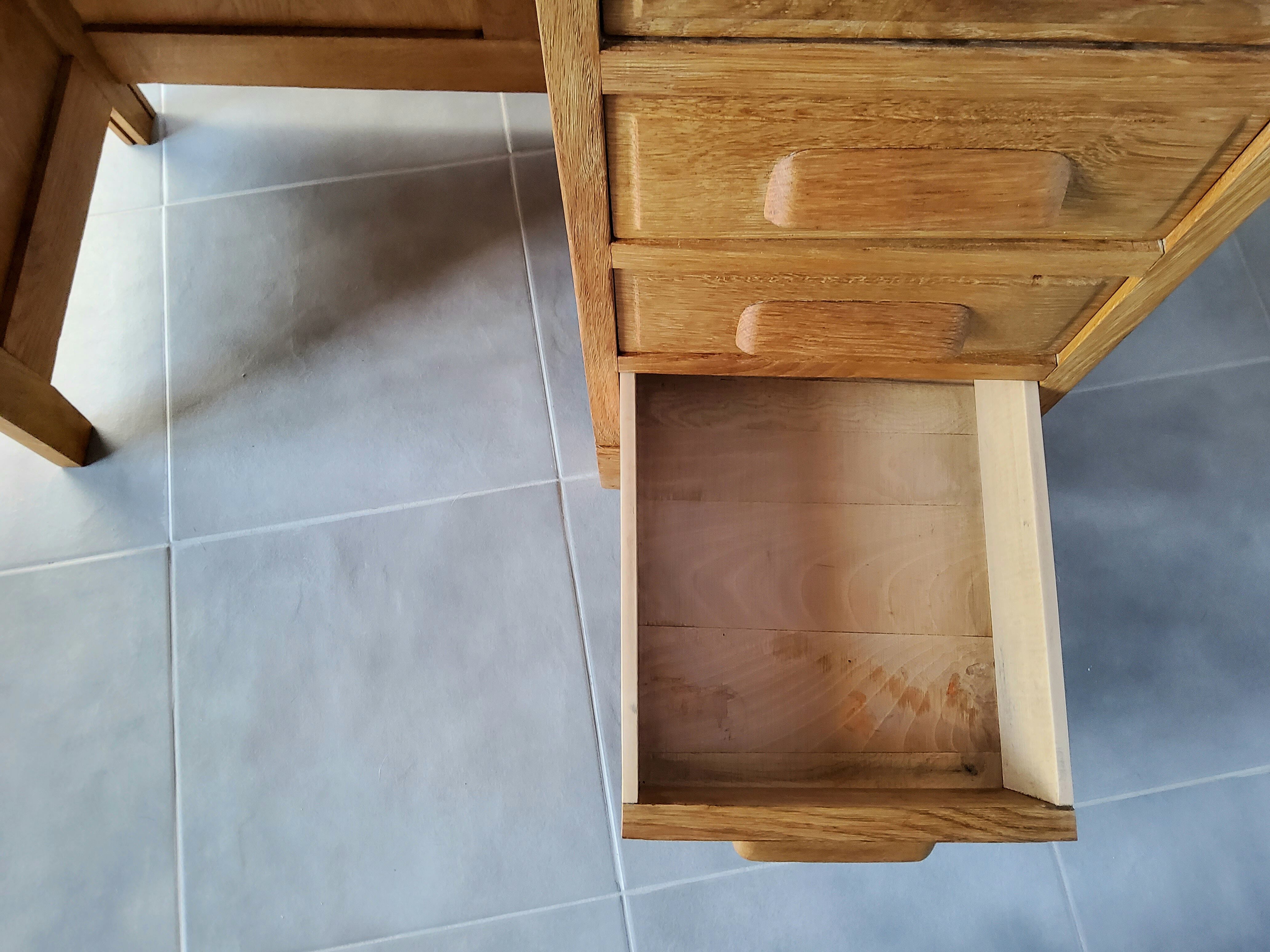 Expandable child desk