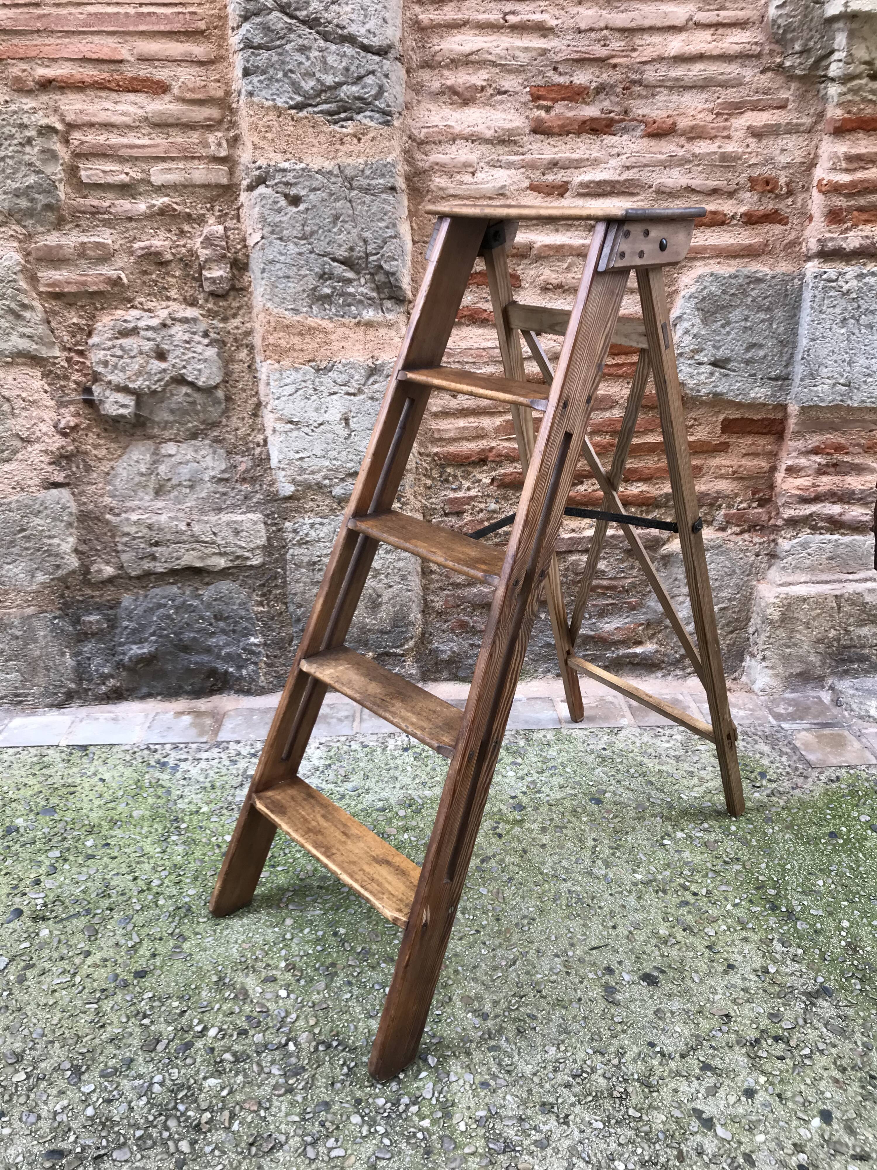 Wooden painter stepladder