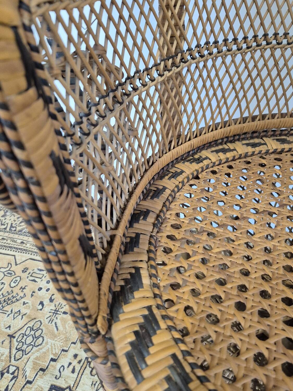 Fauteuil Emmanuelle "Peacock" vintage en rotin