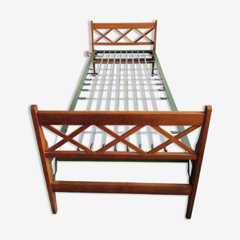 Bed with folding braces & casters