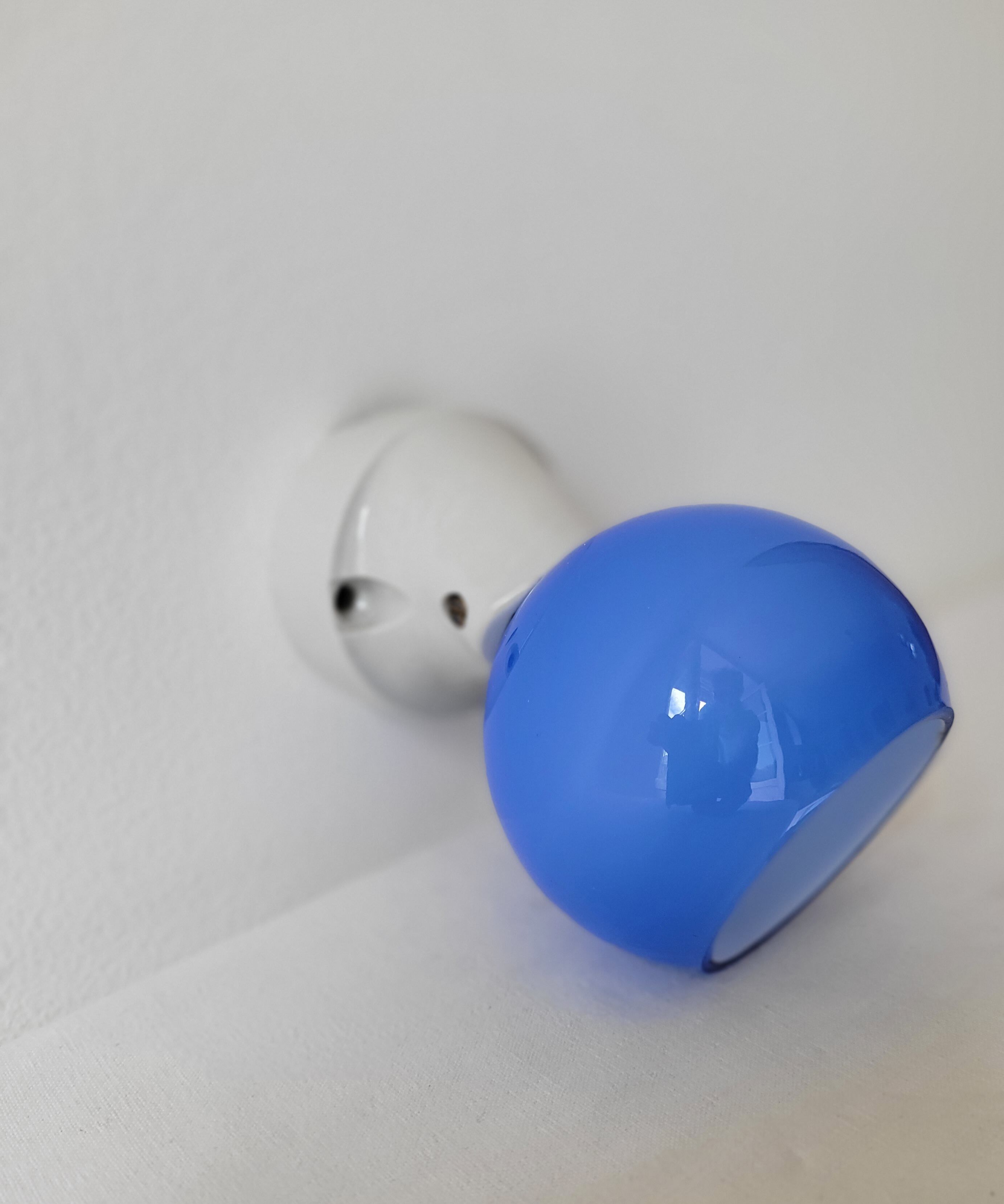 Wall lamp in porcelain and opaline