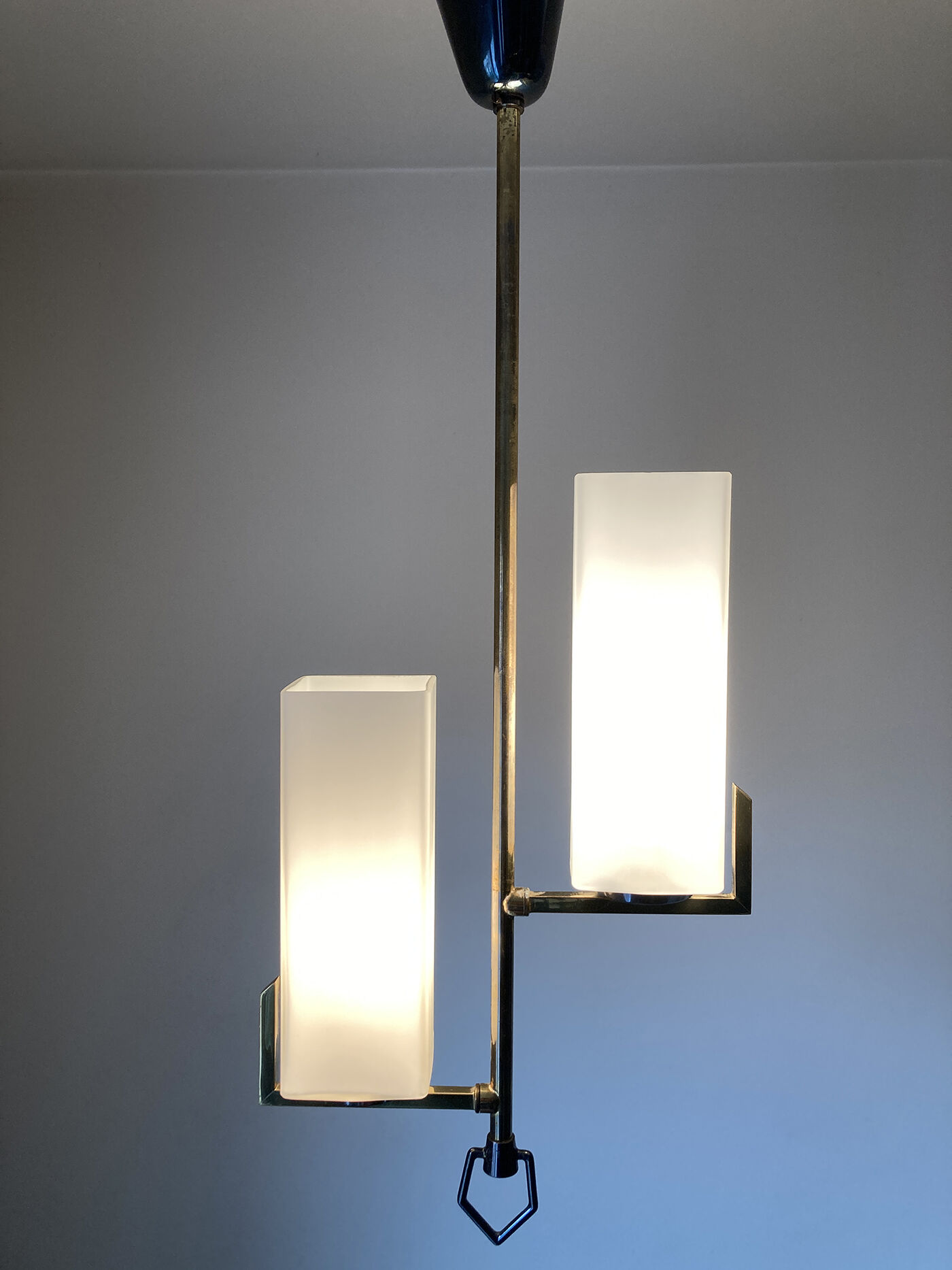 Suspension Arlus en laiton brut et opaline satin.