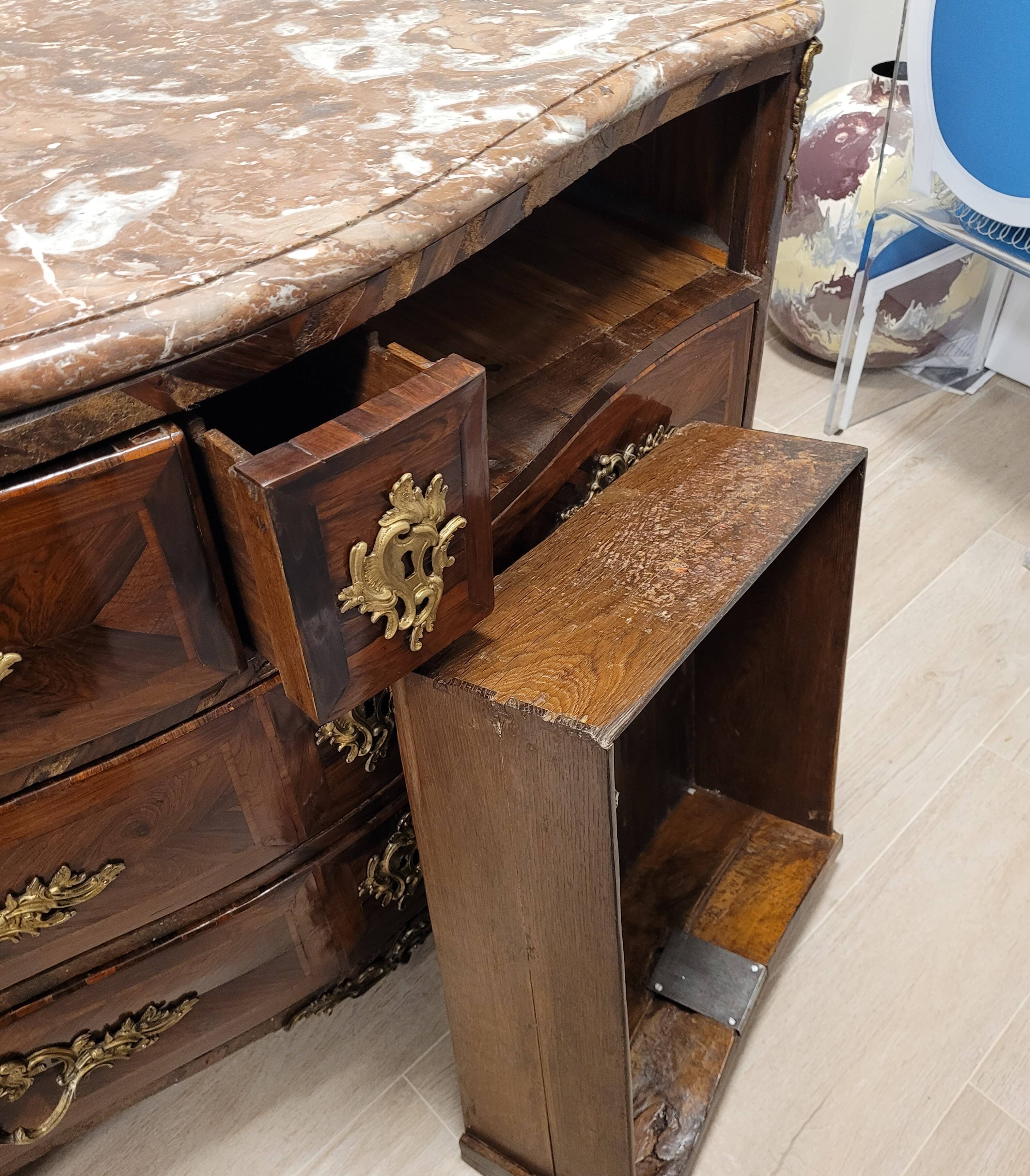 Cómoda Estilo Luis XV, Marquetería y marmol, Napoleón III, s. XIX – France