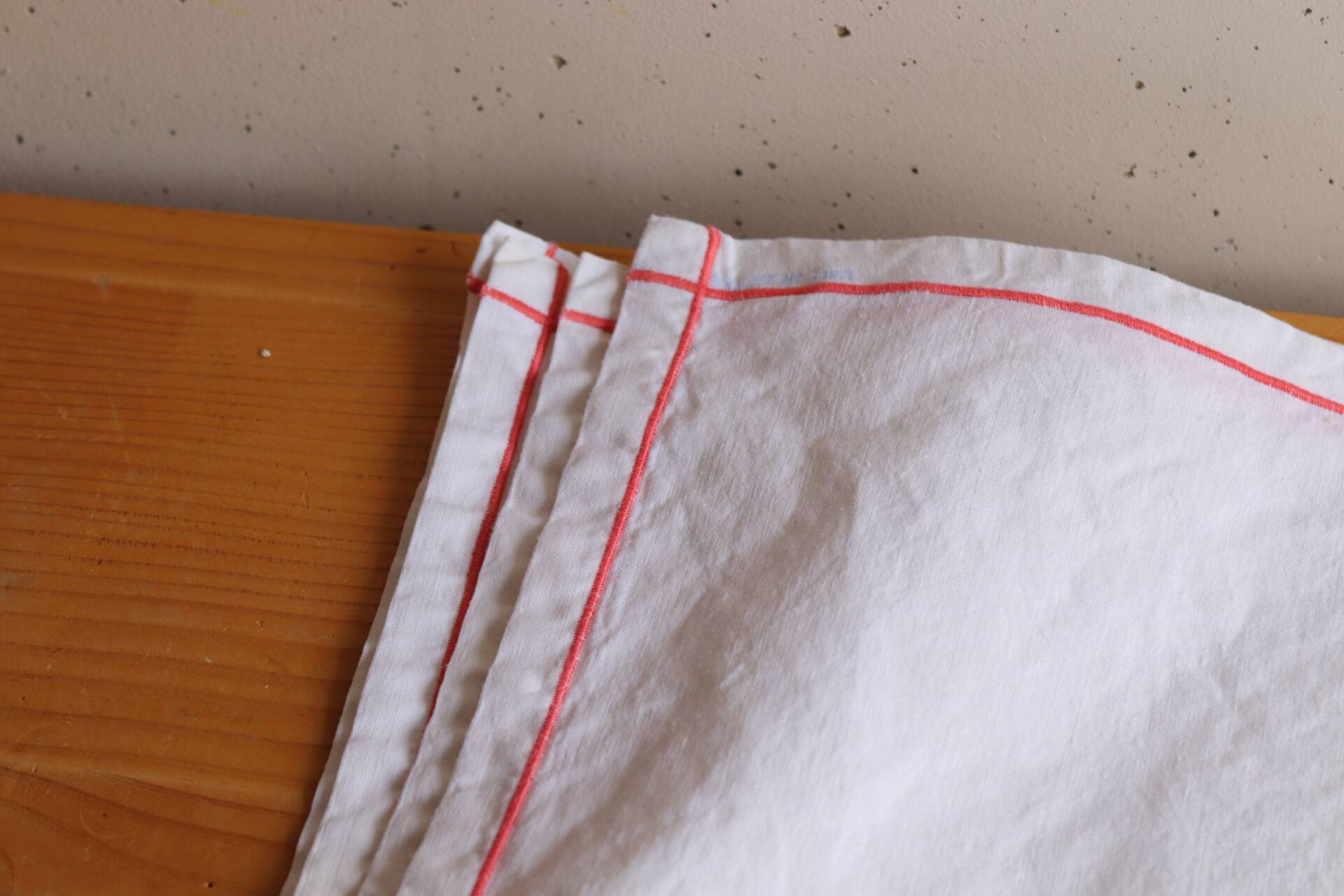 Set of 6 vintage embroidered table napkins with leaves.