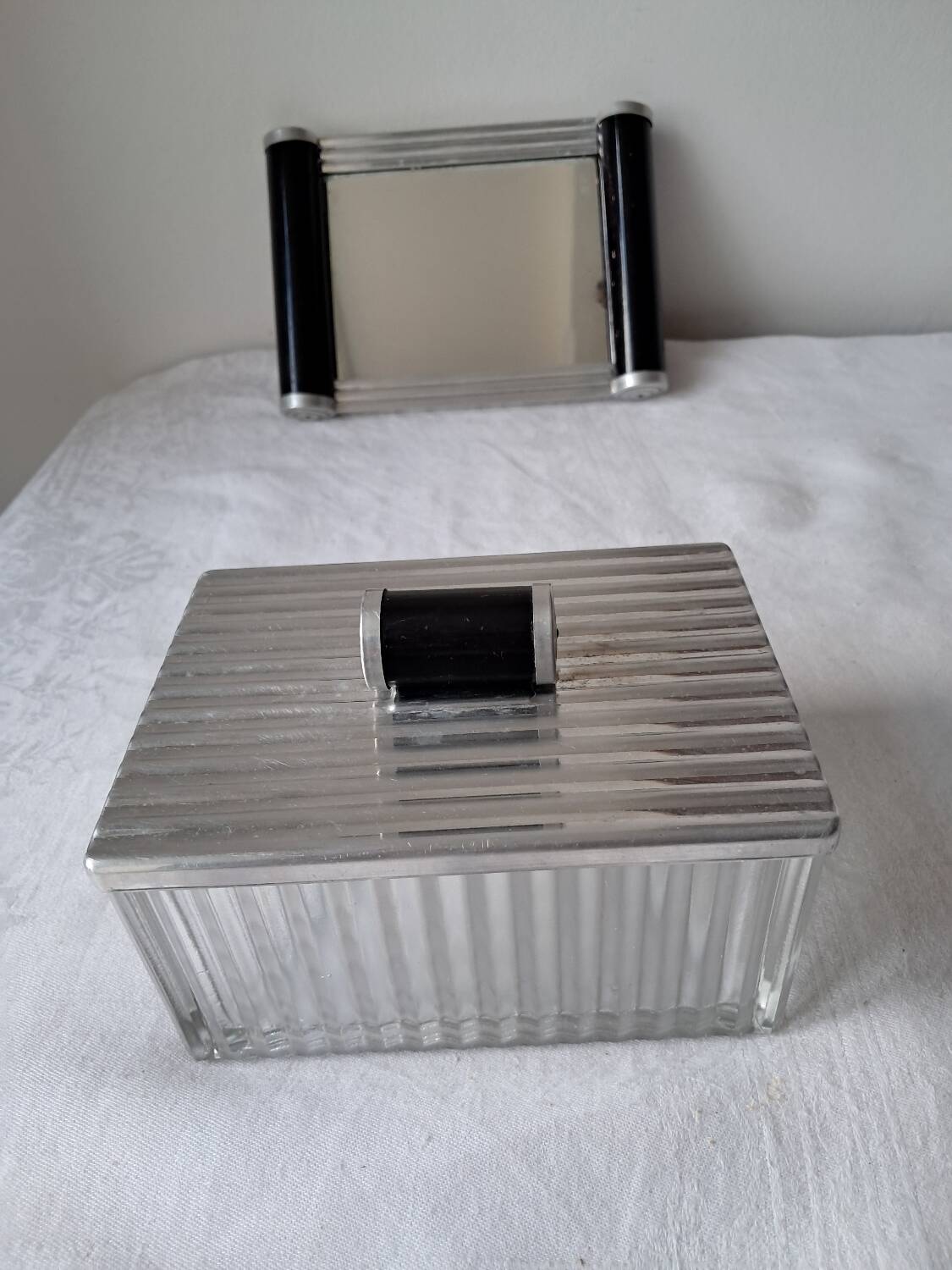 Biscuit tin on its mirrored tray, 1920