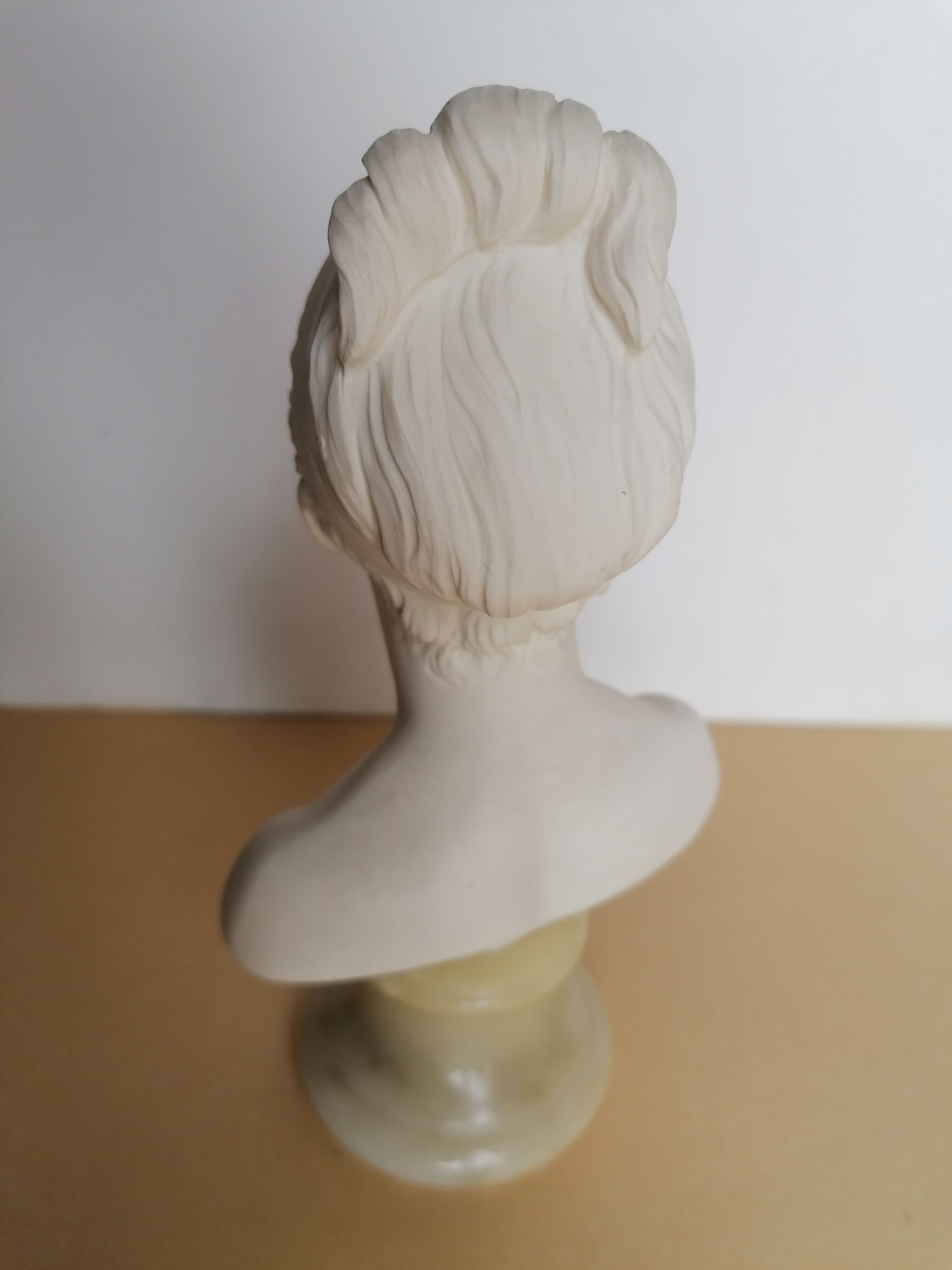 Buste jeune fille signé Giuseppe Bessi