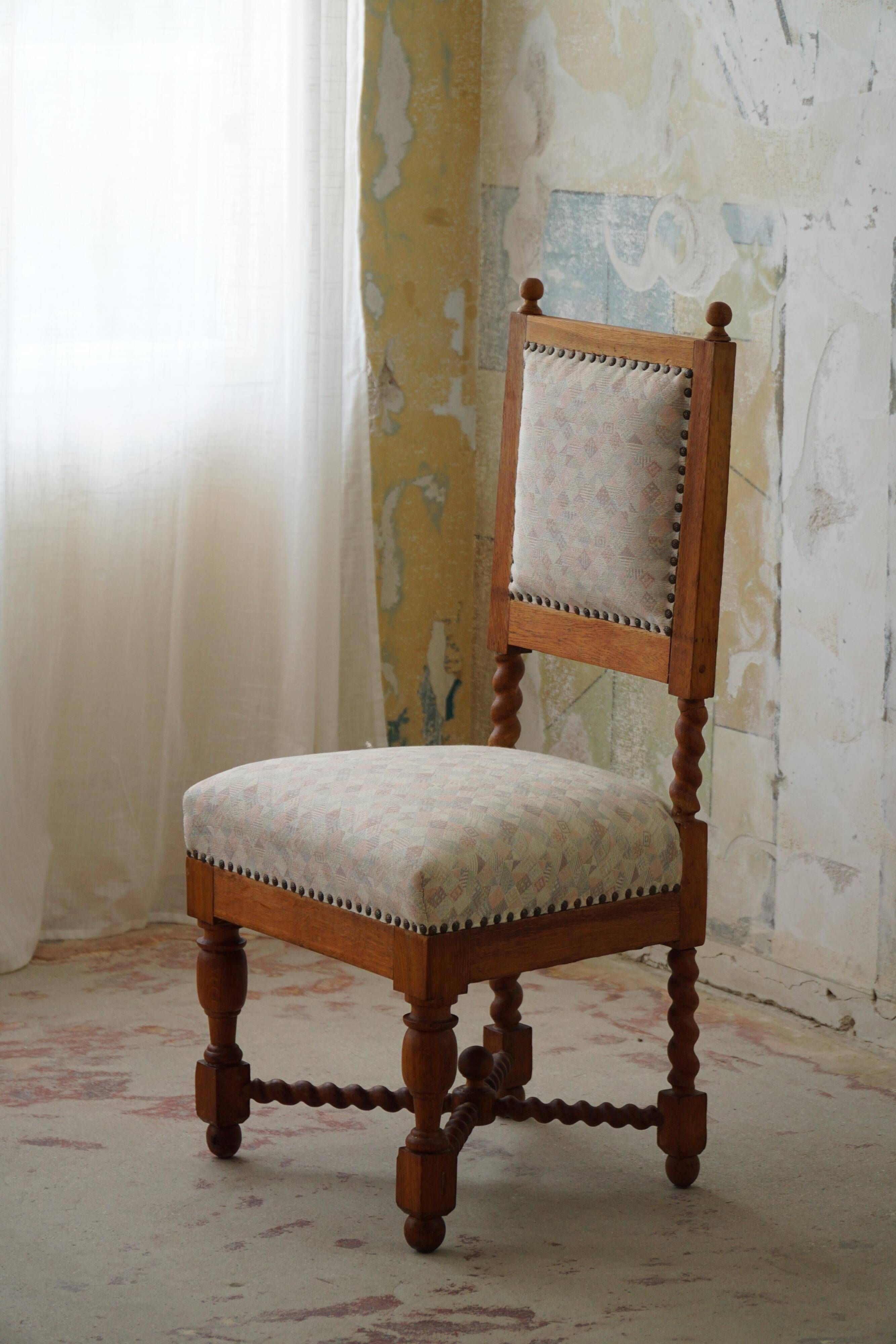 English baroque-style chair with twisted oak legs, 1920s.