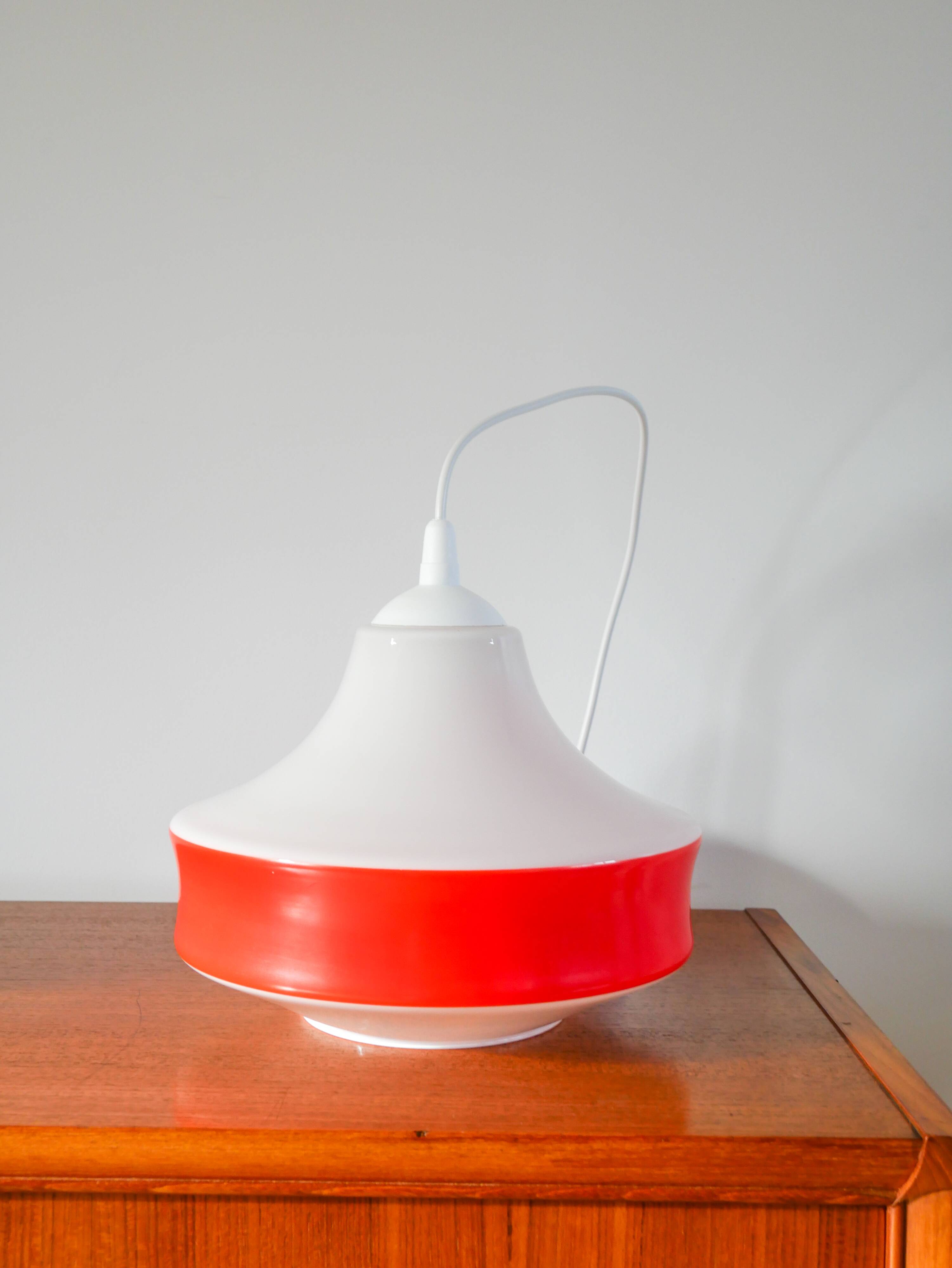 Suspension en opaline bicolore orange / rouge et blanc Design 1970