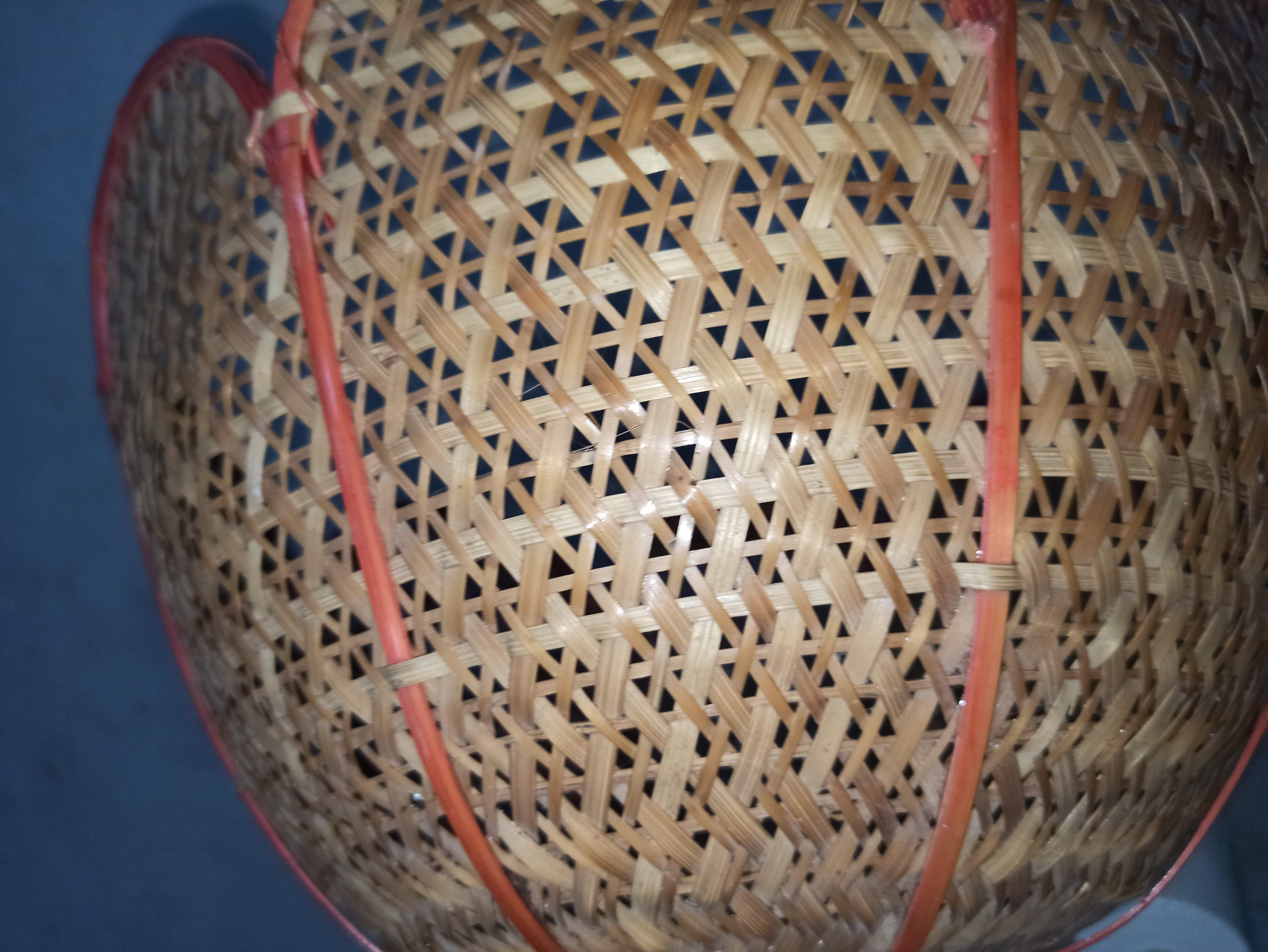 Suspension rattan lampshade