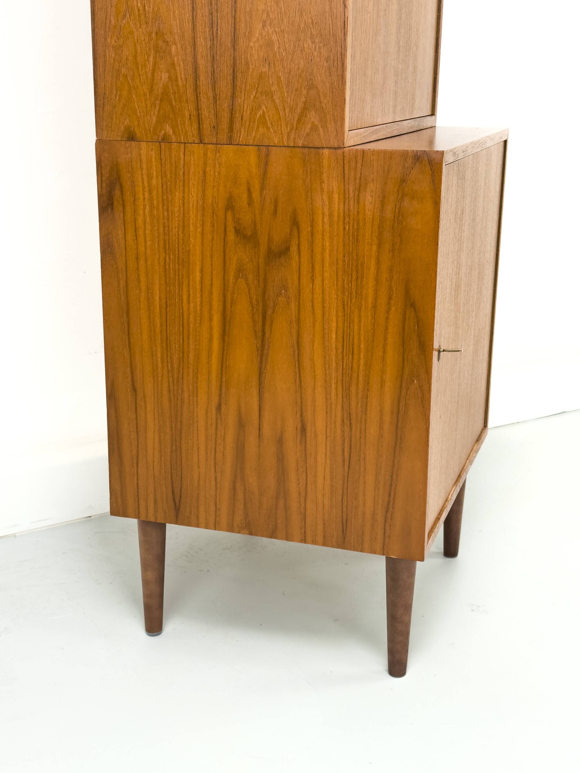Armoire étroite en teck, années 1960