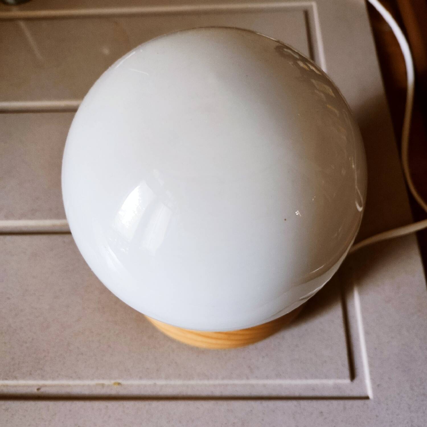 Lampe à poser en bois et opaline