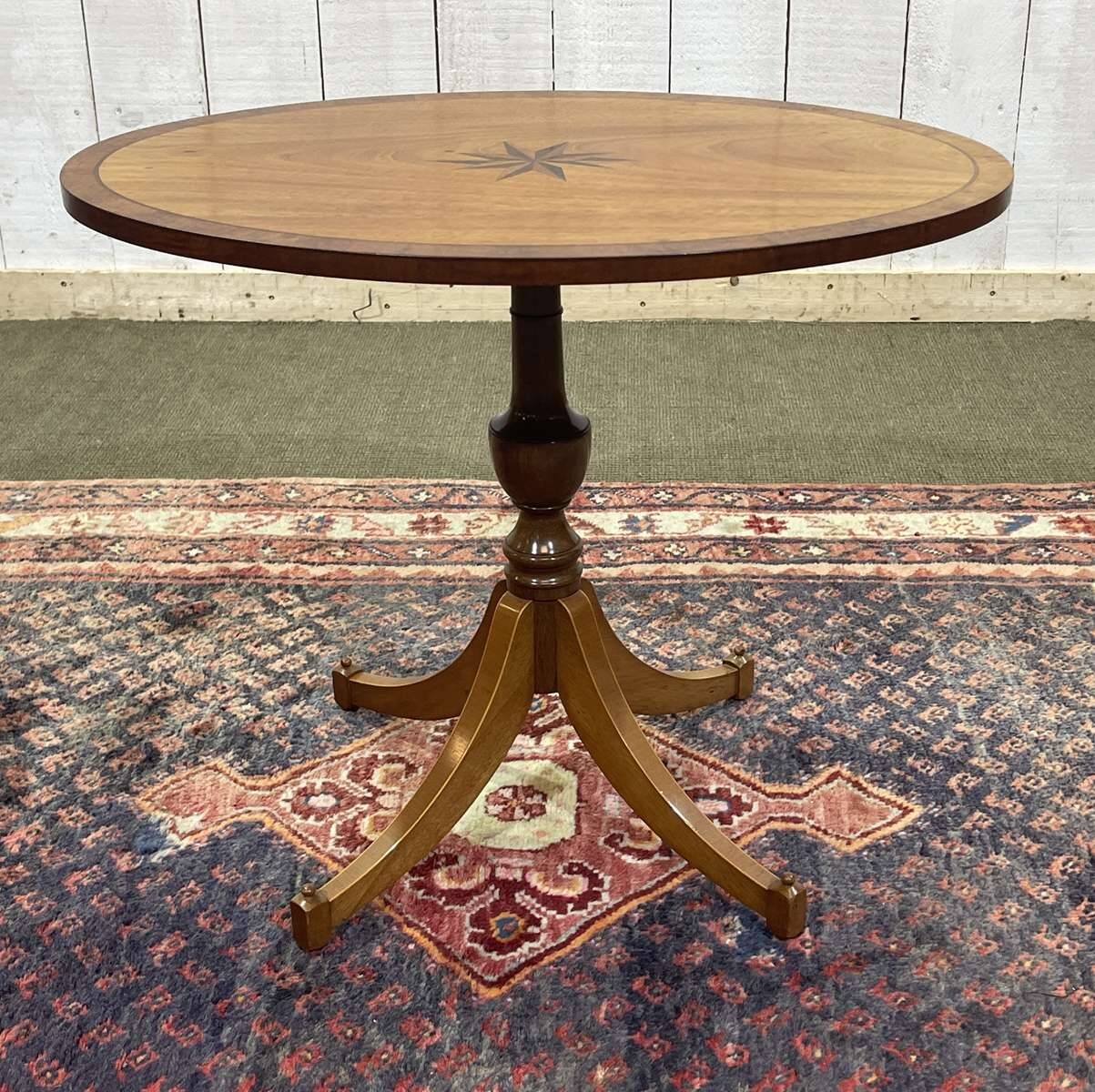 Oval English side table from the 1950s in mahogany