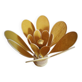 Lampe à poser fleur composée de pétales en rotin et lin jaune safran