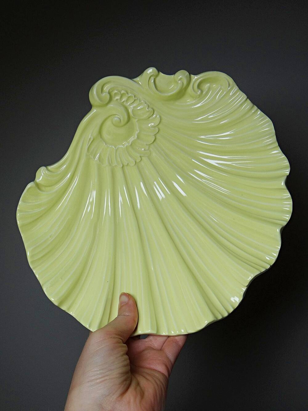 Small vintage rococo-style earthenware bowl or trinket dish with seashell motif, 1970s-80s