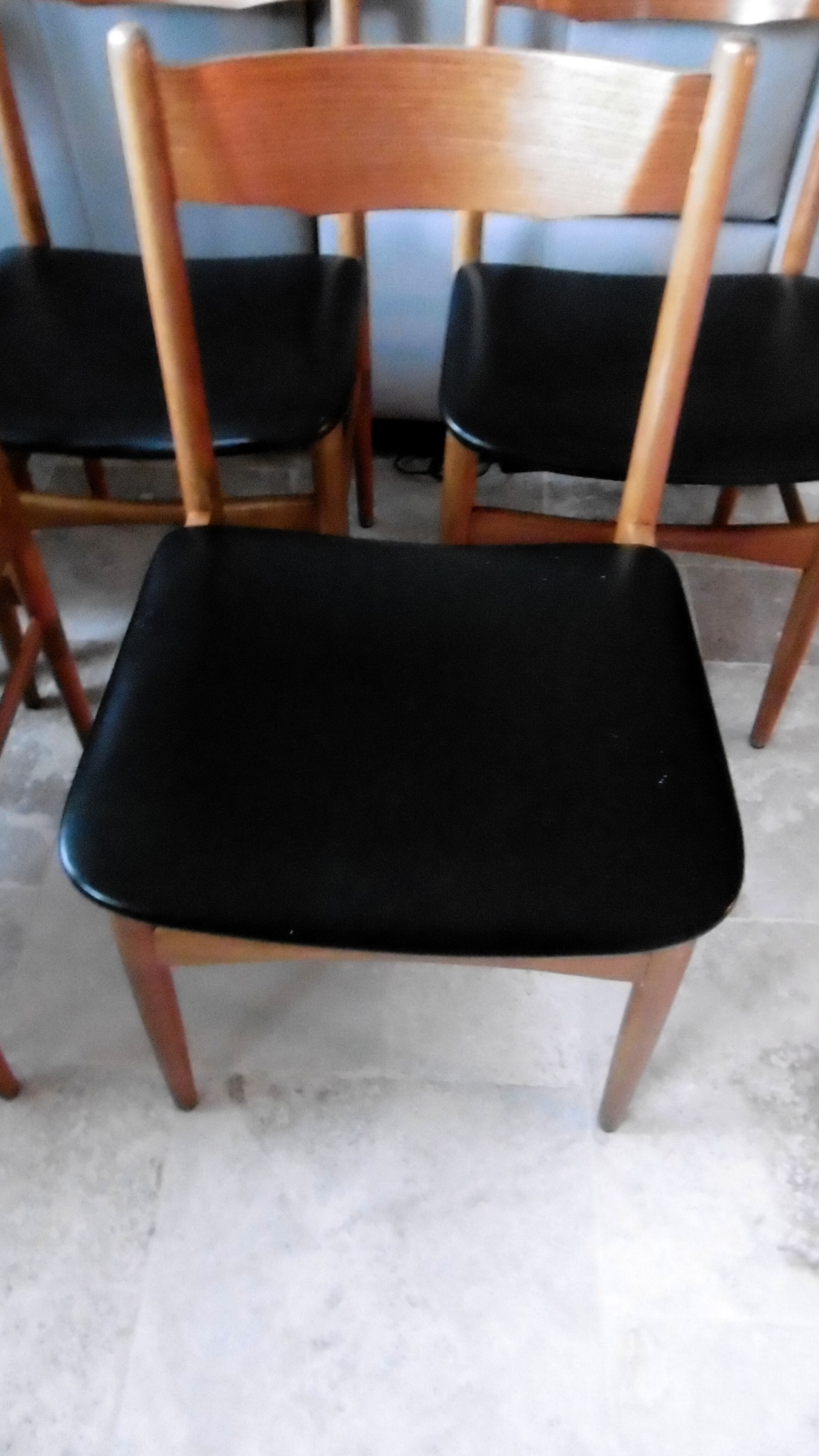 Table avec deux allonges et ses 6 chaises scandinave en teck des années 1970